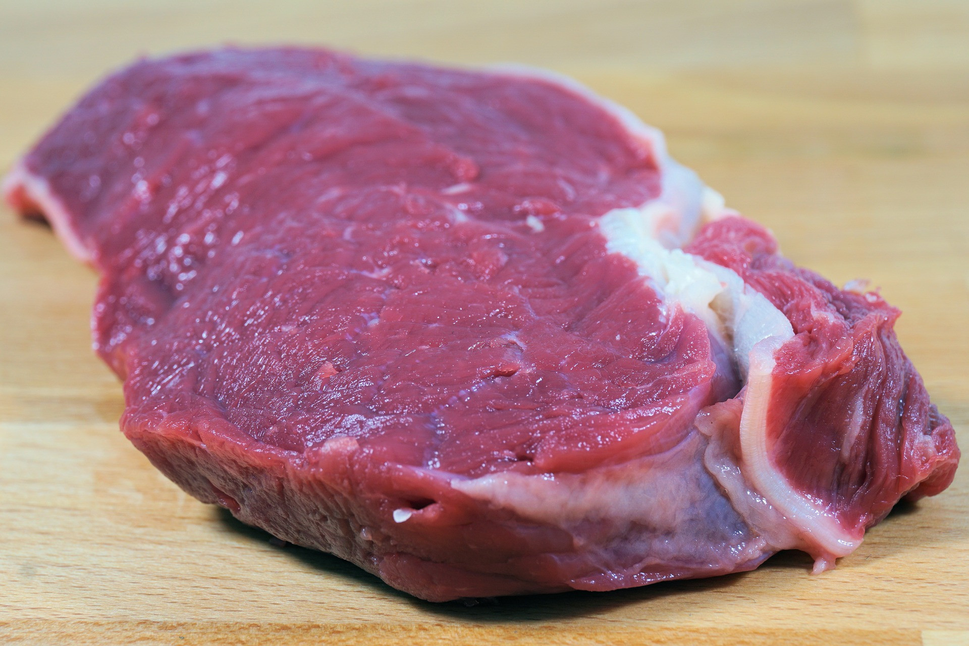 Mnoho čerstvého surového mäsa v obchodoch je kontaminovaného salmonelou, E. coli a inými baktériami, ktoré môžu spôsobiť ochorenia. Malo by sa teda skonzumovať alebo zmraziť do dátumu spotreby. Musíte tiež dávať pozor na to, aby ste mäso pripravovali na vhodnej teplote. Najväčšie riziko totiž predstavuje mleté hovädzie mäso.