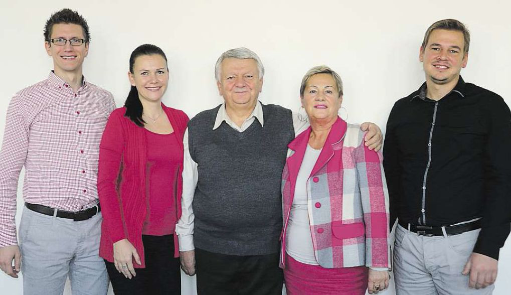 Otcovi Jánovi Kolesárovi (v strede) pomáha s chodom firmy celá rodina, (zľava) zať Tomáš Jamriška, dcéra Denisa Jamrišková, manželka Eva a syn Ján.