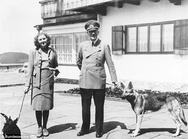 Historik Jan Bodenson tvrdí, že nacisti sa snažili vyšľachtiť psov, ktorí dokážu komunikovať s ľuďmi. Podivné experimenty mali viesť až k tomu, že sa psy budú vedieť dorozumievať aj ľudskou rečou. Hitler vraj dúfal, že tieto psy budú schopné komunikovať s ich pánmi z SS. Faktom je, že Hitler bol silne naviazaný na svojich psov s menami Blondi a Bella.