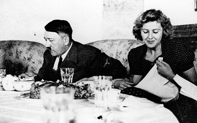 Práca ochutnávača u Hitlera mala svoje výhody aj nevýhody. Výhodou bolo, že si ochutnávači mohli užiť kvalitnú vegetariánsku nemeckú kuchyňu v čase všeobecného hladovania počas vojny. Na strane druhej po atentáte z júla 1944, kedy Hitler prepadol ešte väčšej paranoji, boli podľa Margot Woelkovej prakticky uväznení a museli prejsť veľkým utrpením.