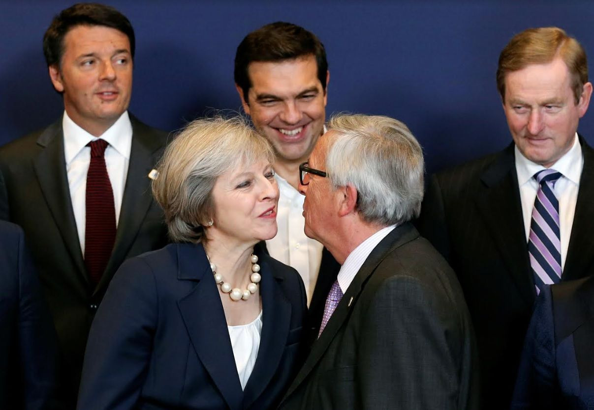 Kým budú šéf Komisie Jean-Claude Juncker (vpravo) a britská premiérka Theresa Mayová rokovať, v zákulisí sa rozpúta boj
o koláč, ktorý nechali Briti na stole.