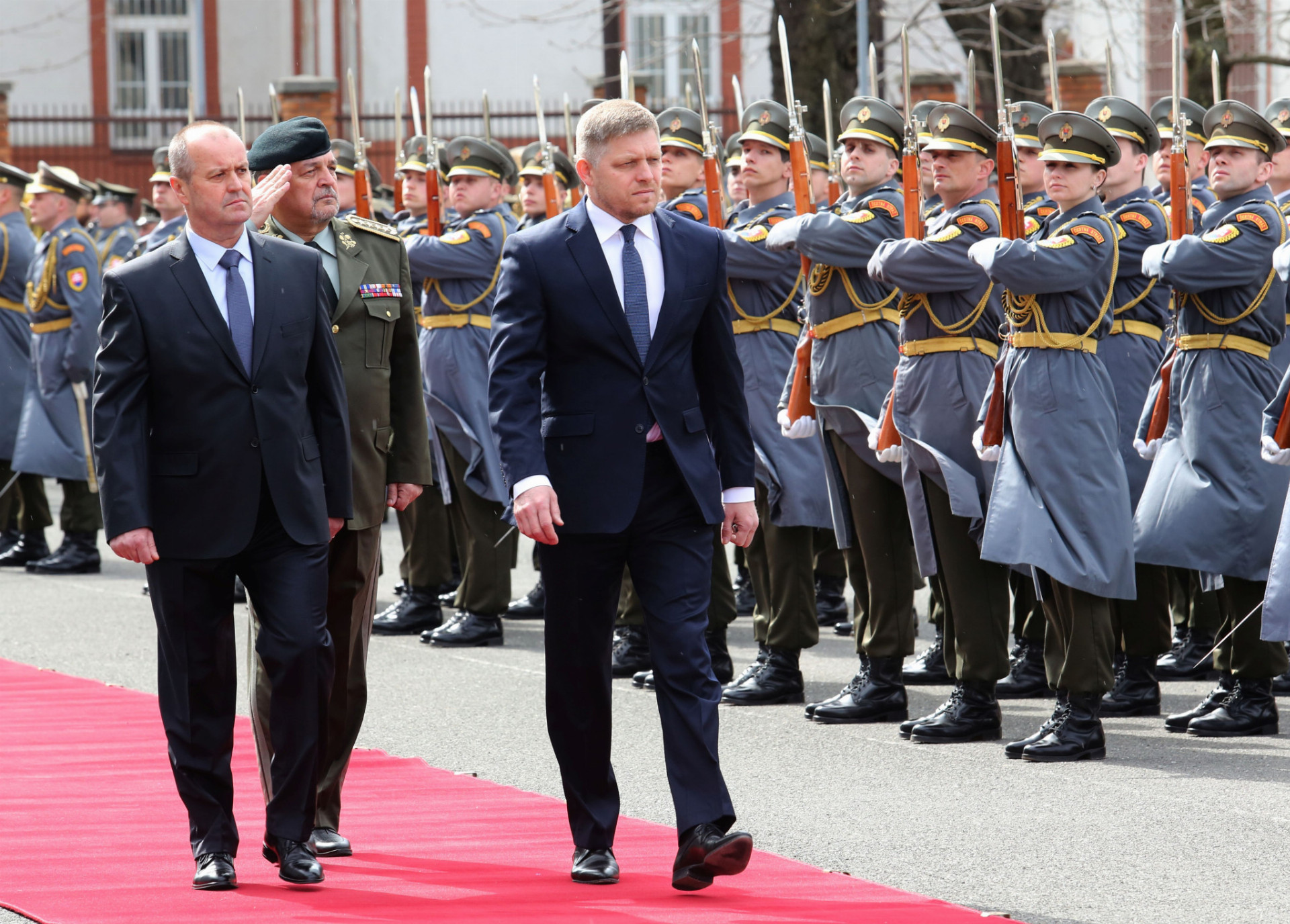 Rezort armády pod vedením Petra Gajdoša zvýši ohodnotenie dobrovoľníkov. Na snímke s premiérom Ficom.
