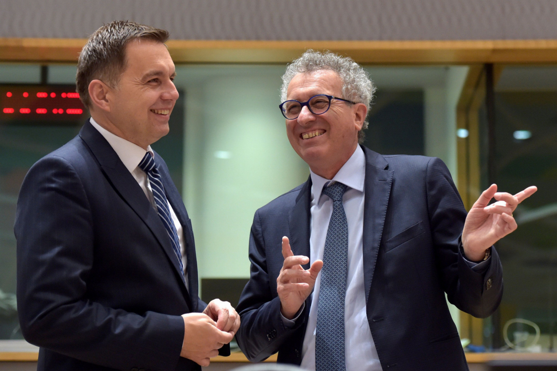 zavedení dane z finančných transakcií rokujú európski ministri financií už päť rokov. Na snímke luxemburský minister financií Pierre Gramegna (v strede) na jednom z dôležitých stretnutí k tejto téme z konca roku 2015.