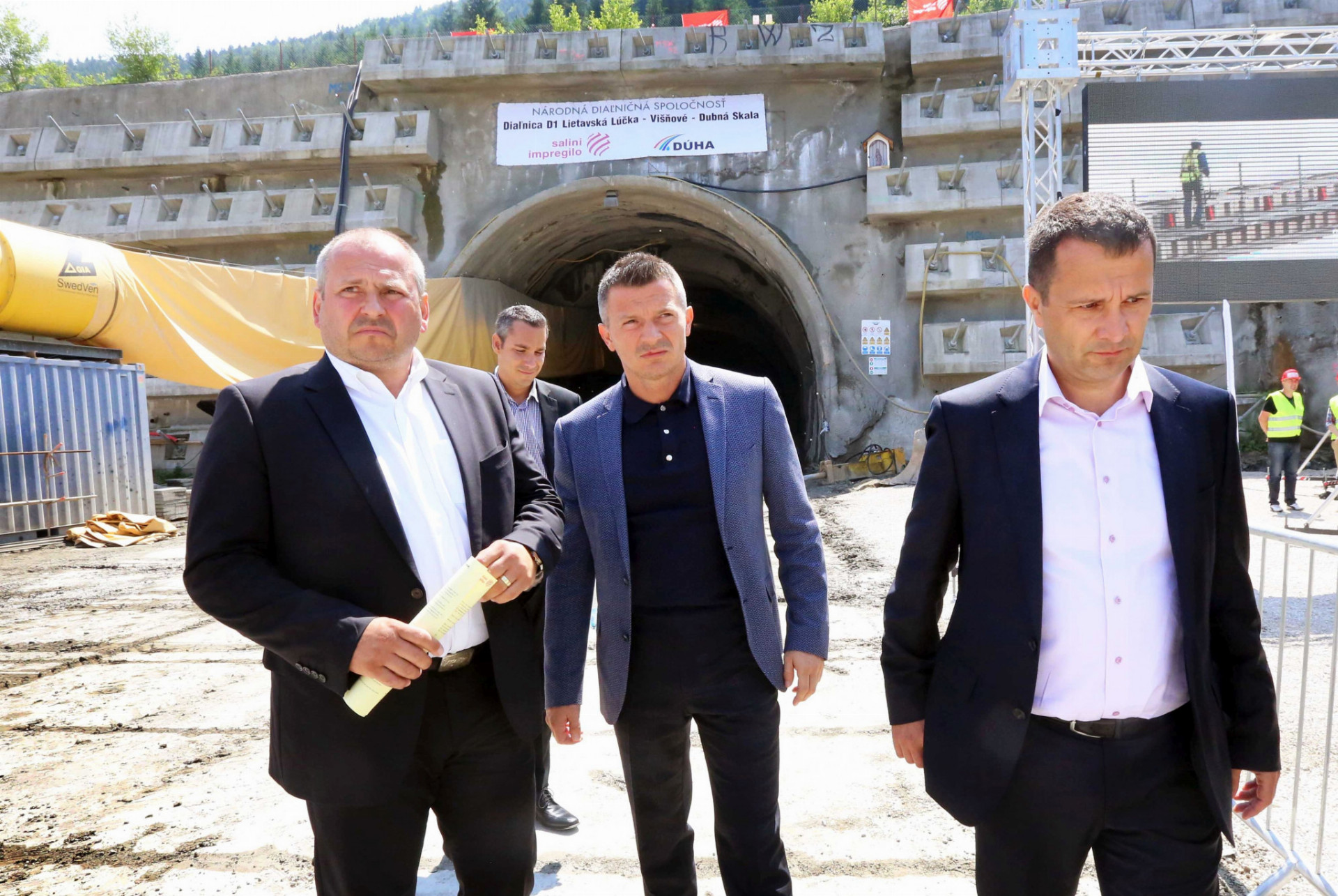 Žilinský primátor Igor Choma (vľavo), vtedajší minister dopravy Ján Počiatek a šéf NDS Milan Gajdoš pri tuneli Višňové na začiatku
razby.