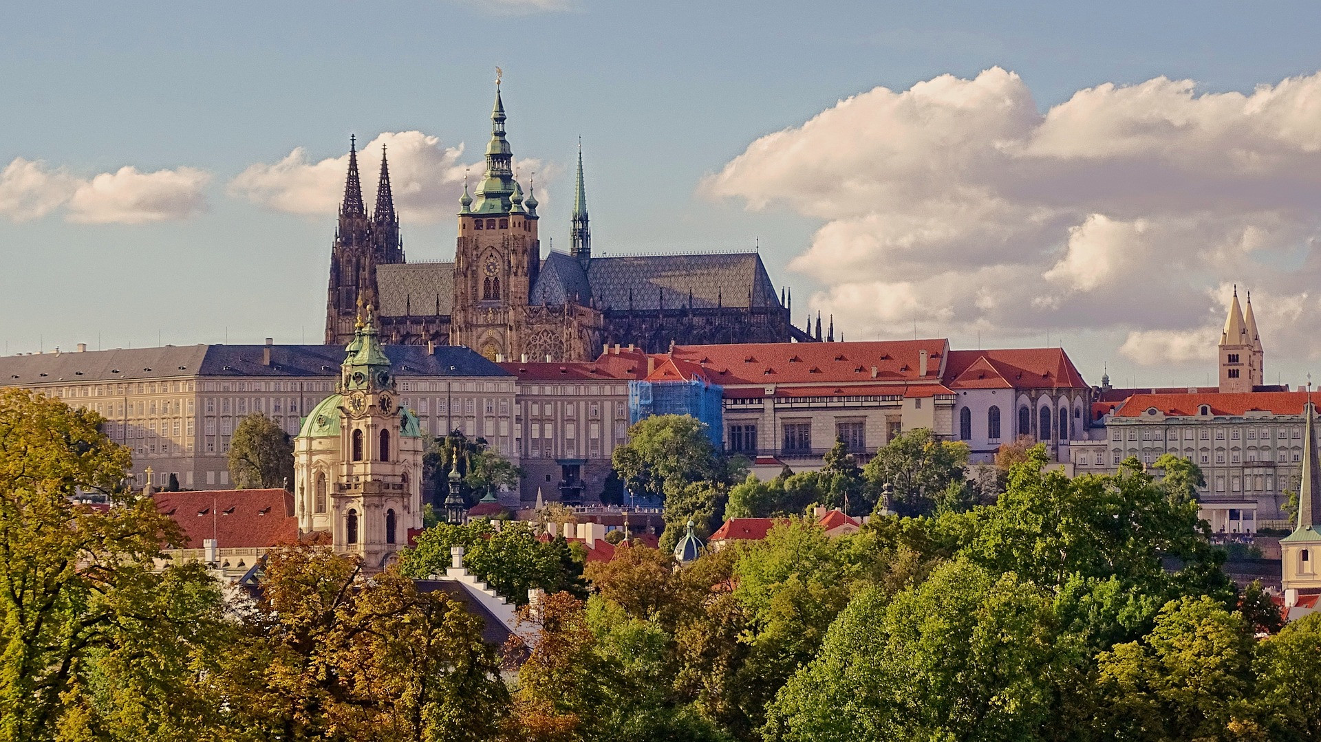 Pražský hrad je komplex záhrad, dvorov, uličiek a historických budov, vrátane gotickej katedrály svätého Víta, kde prebiehali korunovácie českých kráľov a kráľovien. Toto miesto je jedným z najväčších hradných komplexov na svete, má rozlohu asi siedmich futbalových ihrísk. Od 9. storočia bol sídlom panovníkov a oficiálnou rezidenciou hlavy štátu.