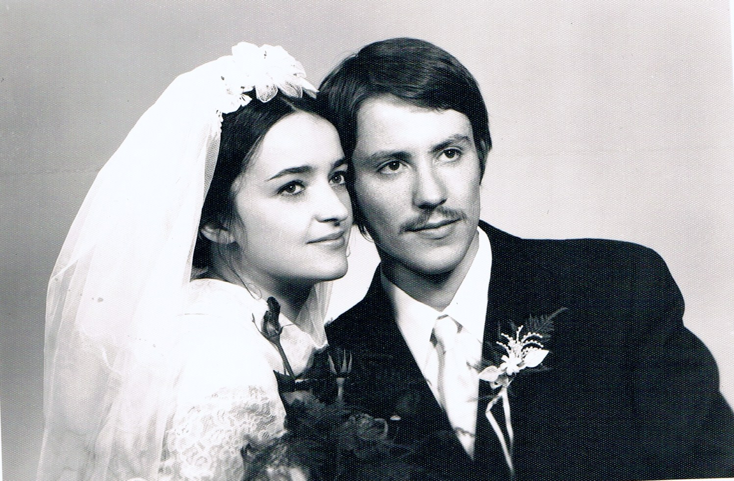 Manželia Langošovci na svadobnej fotografii.