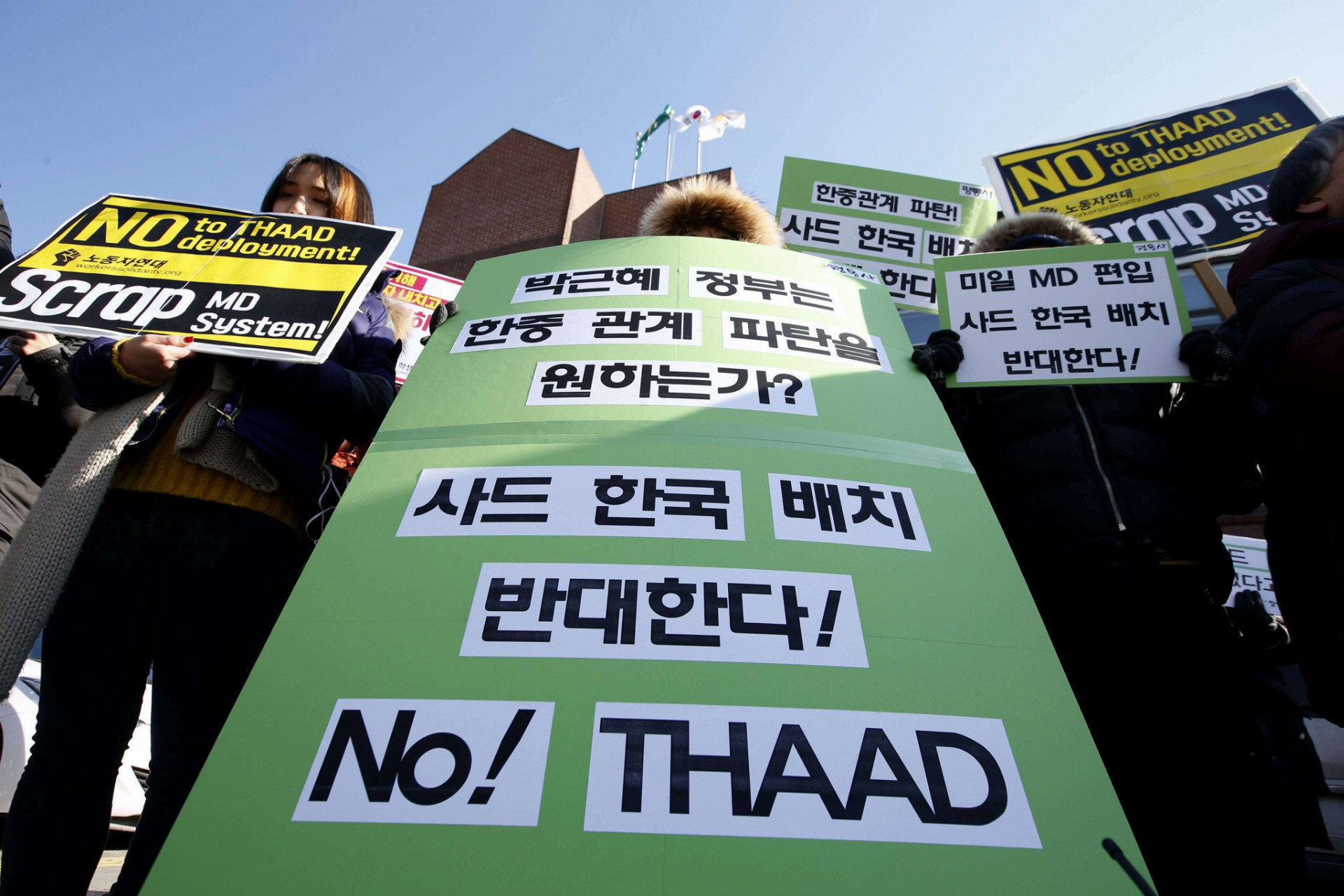 Juhokórejčania protestujú v blízkosti prezidentského paláca v Soule proti navrhovanému umiestneniu amerického raketového štítu na Kórejskom polostrove, ktorý má byť odpoveďou na everokórejské raketové testy.