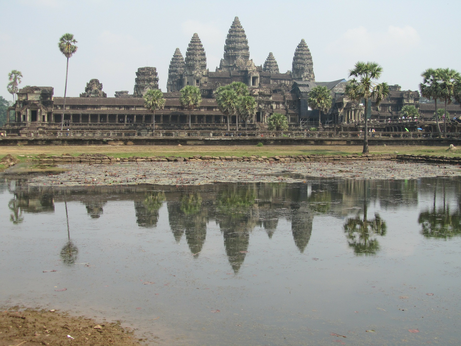 Európania o tomto chrámovom komplexe netušili až do 14. storočia. Je jedným z najlepších príkladov khmérskeho stavebného štýlu. Pohľad naňho je ohromujúci najmä v období dažďov: široká priekopa naplnená vodou spôsobuje, že chrám vyzerá ako ostrov uprostred oceánu.
