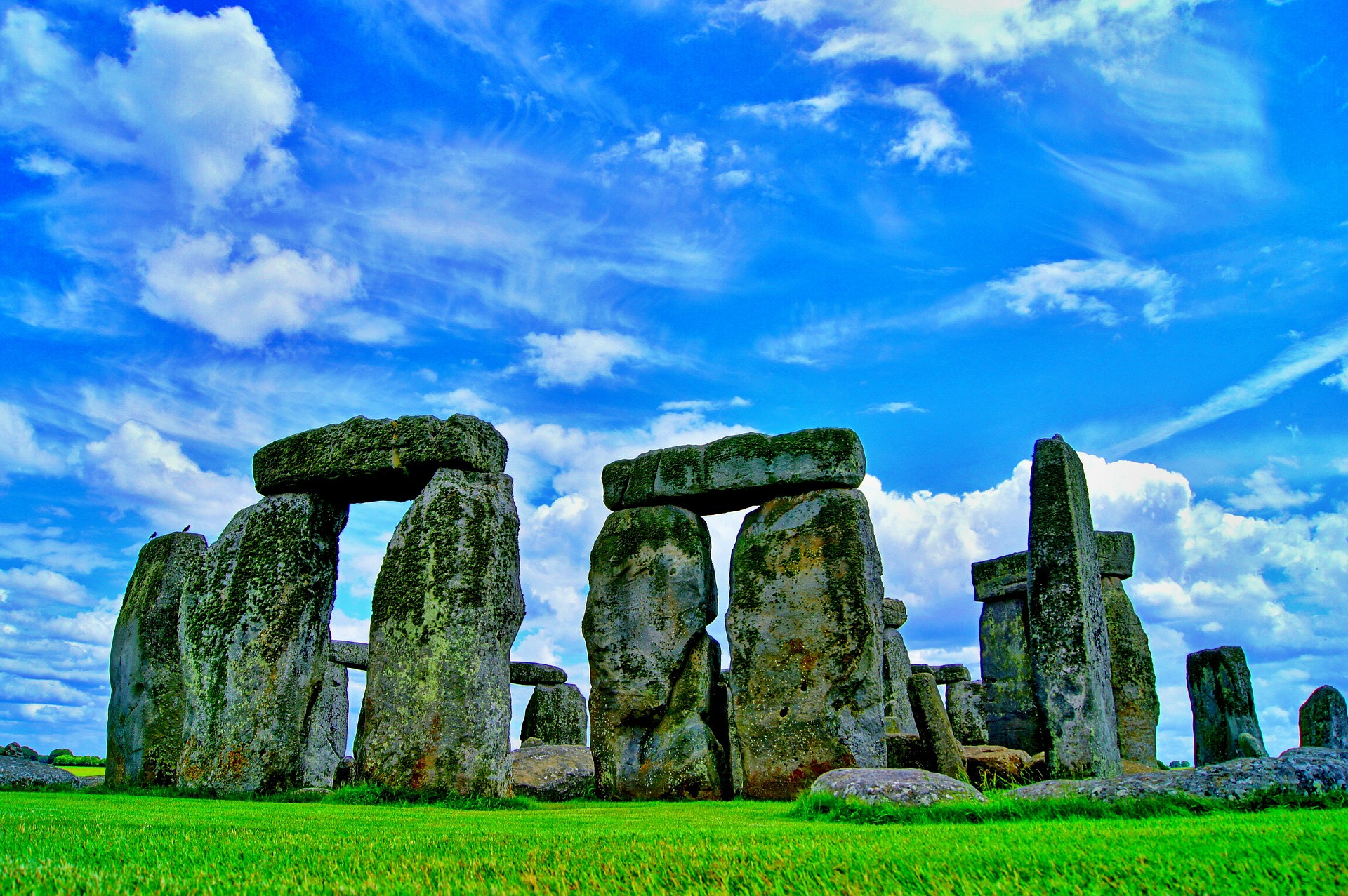 Podľa legendy bol kamenný komplex postavený kúzelníkom Merlinom. V skutočnosti však Stonehenge objavili dávno pred legendárnym spoločníkom kráľa Artuša. Ale ako ľudia prepravili tieto neskutočne ťažké balvany z lomu, ktorý sa našiel stovky kilometrov ďaleko? Účel stavby nie je celkom jasný. Či už to bolo observatórium alebo útočisko, sa možno nikdy nedozvieme.