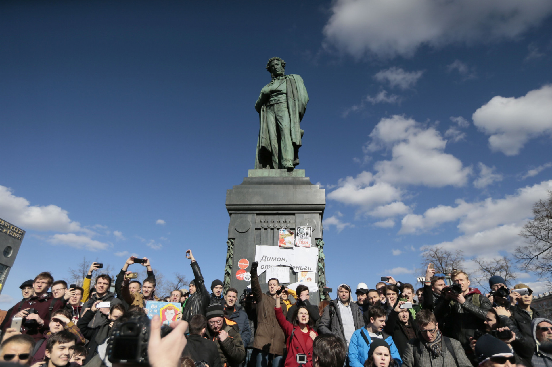 Na snímke demonštranti pri pamätníku A.S. Puškina s transparentom "Dimon (prezývka premiéra D. Medvedeva), vráť peniaze späť!" počas protestu proti korupcii v Moskve 26. marca 2017.