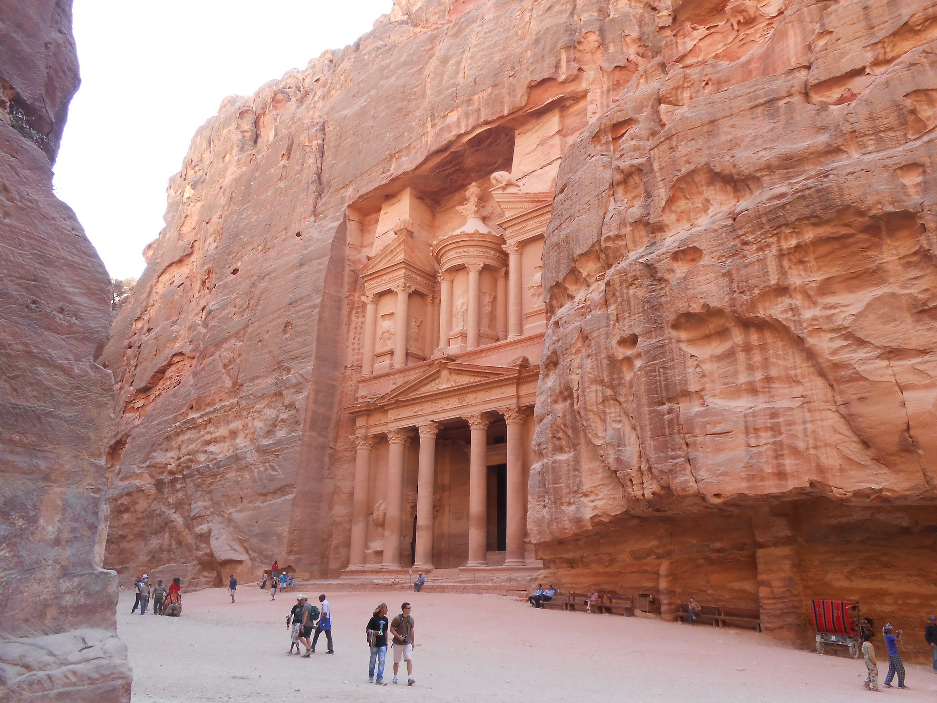 Všetky stavby skalného mesta Petra boli vytesané do pieskovca. Jeden z jeho najprepracovanejších monumentov Al-Khazneh je tiež skrytý v skalách. Hovorí sa, že slúžil ako chrám alebo mauzóleum. Záhadou zostáva, ako ho rezbári dokázali vytvoriť bez lešenia. 