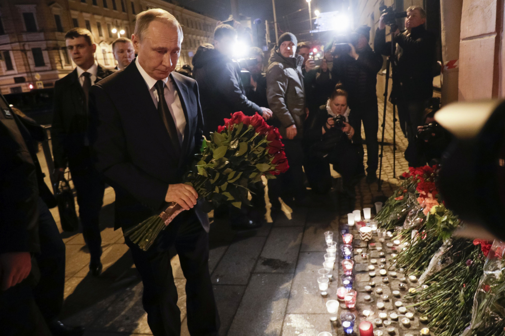 Ruský prezident Vladimir Putin kladie kvety na mieste tragédie.