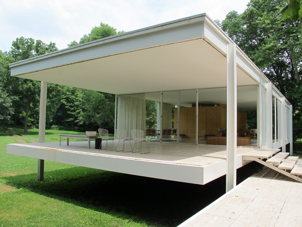 Mies bol majstrom modernistického minimalizmu a Farnsworth House je jeho veľkým skvostom. V roku 2006 ho vyhlásili za Národný historický medzník a v súčasnosti slúži ako múzeum.