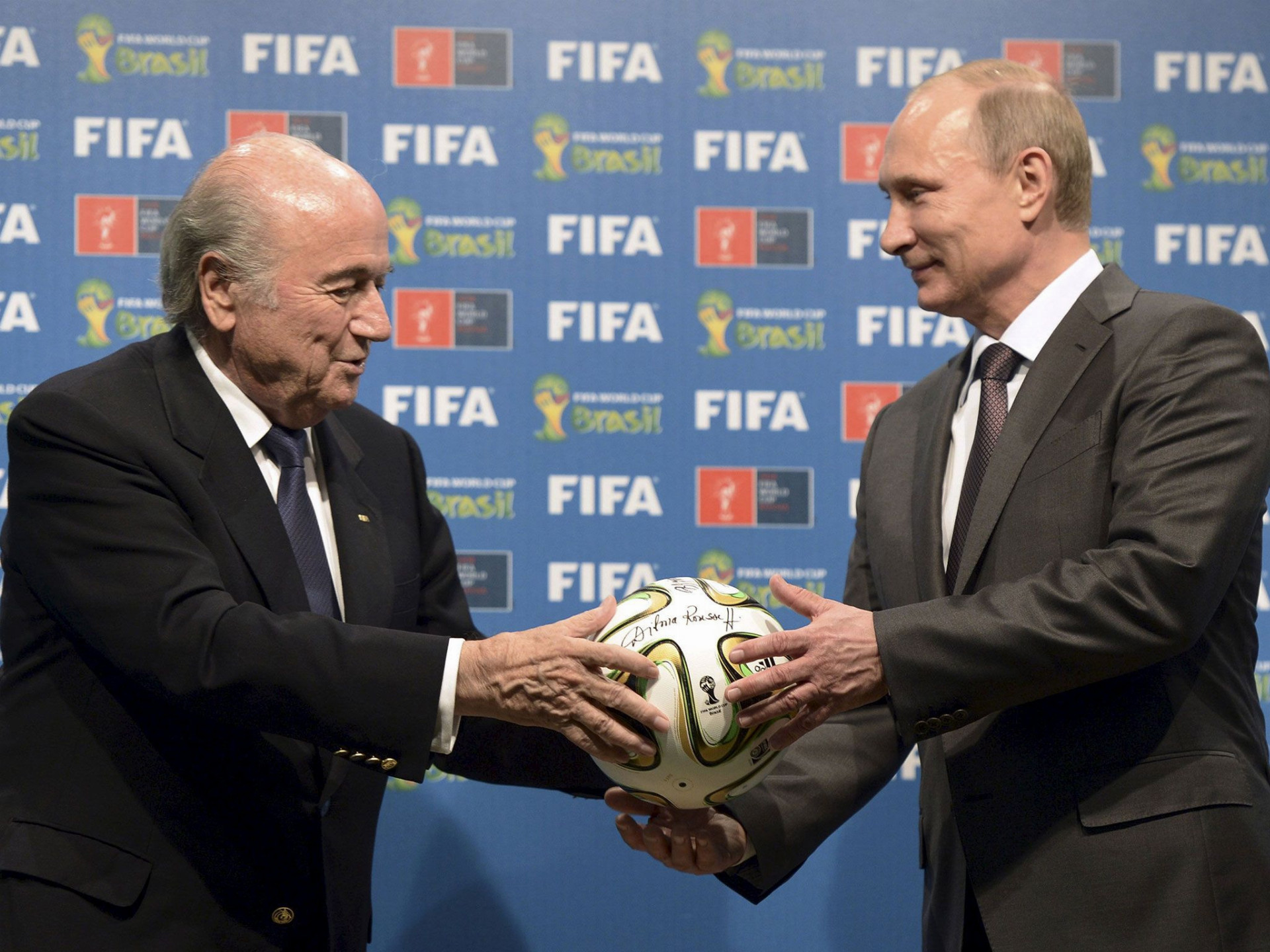 FIFA dopláca na korupčné škandály predchádzajúceho vedenia na čele s prezidentom Seppom Blatterom (na snímke vľavo s prezidentom Ruska Vladimirom Putinom).