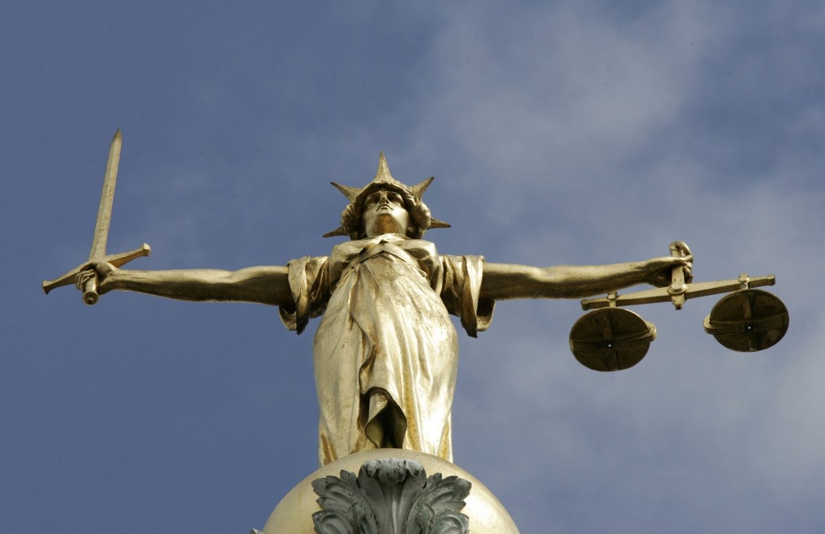 Ikonická socha spravodlivosti na vrchole kupoly najvyššieho kriminálneho súdu pre Anglicko a Wales v Londýne.