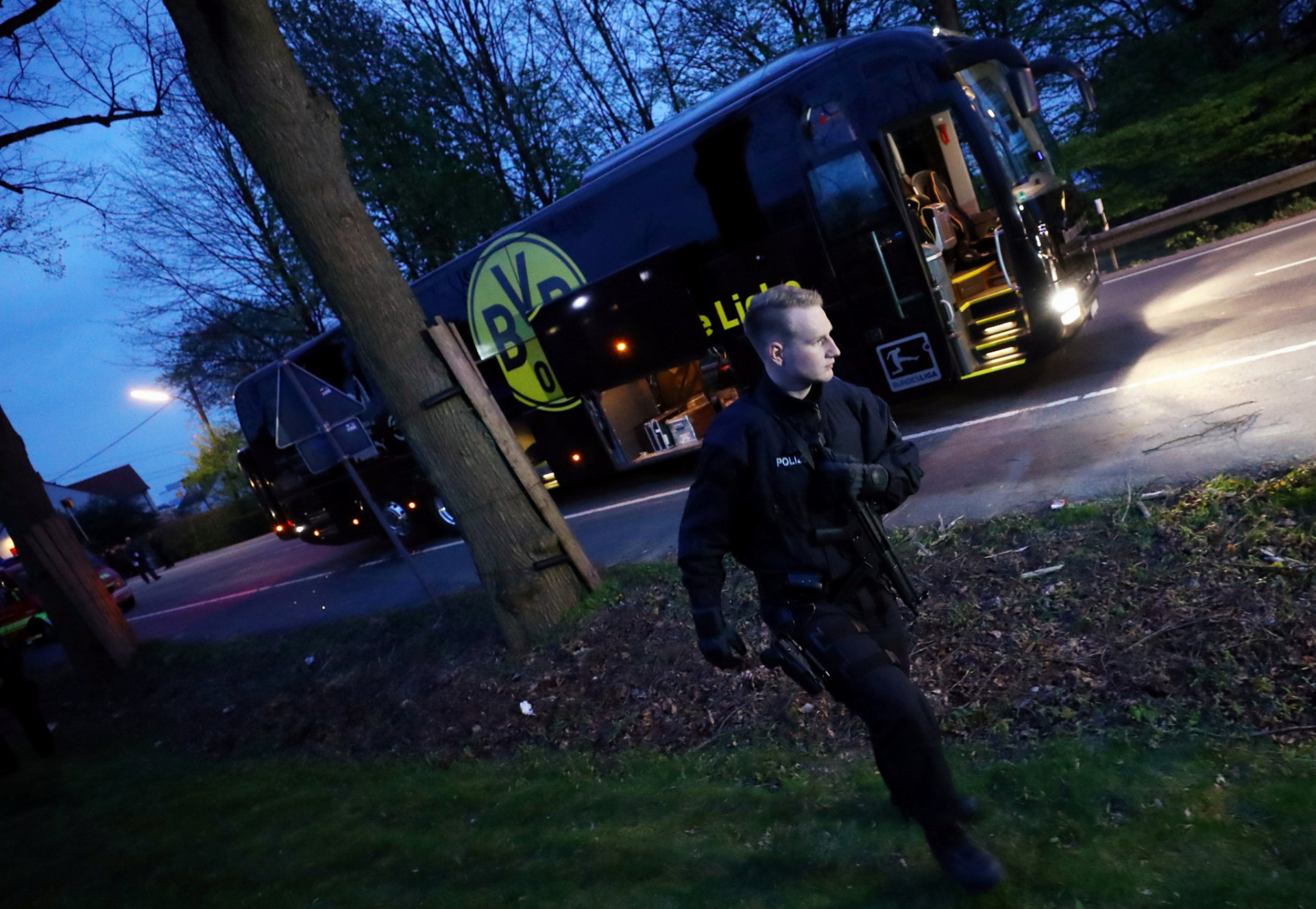 Po výbuchoch pri autobuse futbalistov Borrussie Dortmund museli preložiť zápas Ligy Majstrov. 