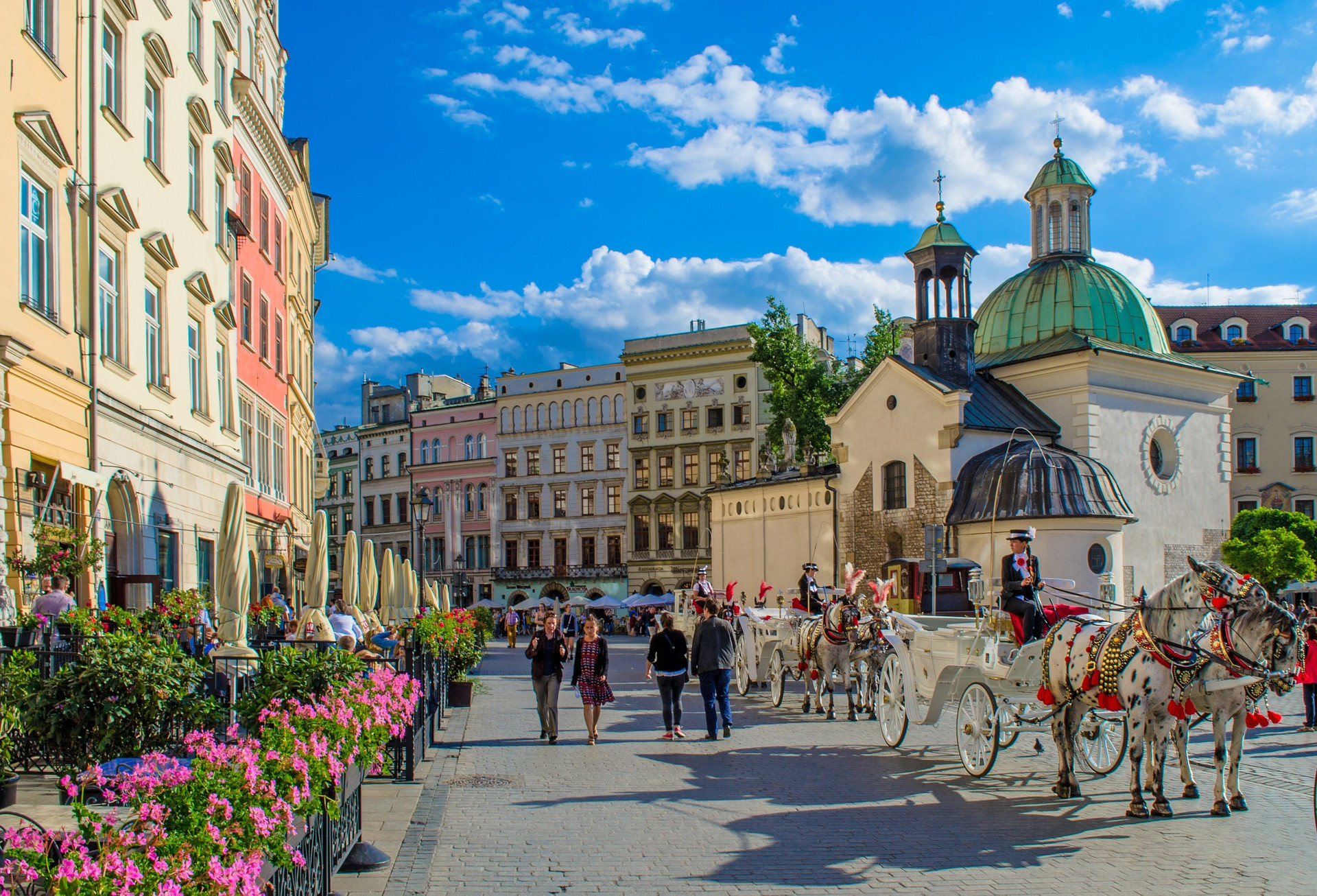 Druhé najväčšie mesto Poľska patrí medzi cenovo najdostupnejšie miesta, ktoré je ako ideálne na víkendový únik. Je známe svojou bohatou architektúrou a kultúrou. Počas jeho prehliadky sa nezabudnite sa pozrieť na najstaršiu budovu univerzity v Poľsku, Wawelskú katedrálu či Wawelský kráľovský zámok.  Navštívte tiež originálne múzeum Czartoryskich, najväčšie stredoveké trhovisko či krasovú jaskyňu Dračiu jamu. 

Cena ubytovania na noc pre dvoch: 26 eur

Cena jedla v stredne drahej reštaurácii pred dvoch: 23,54 eura

Cena piva: 1,65 eura

Jednosmerný lístok v MHD: 89 centov