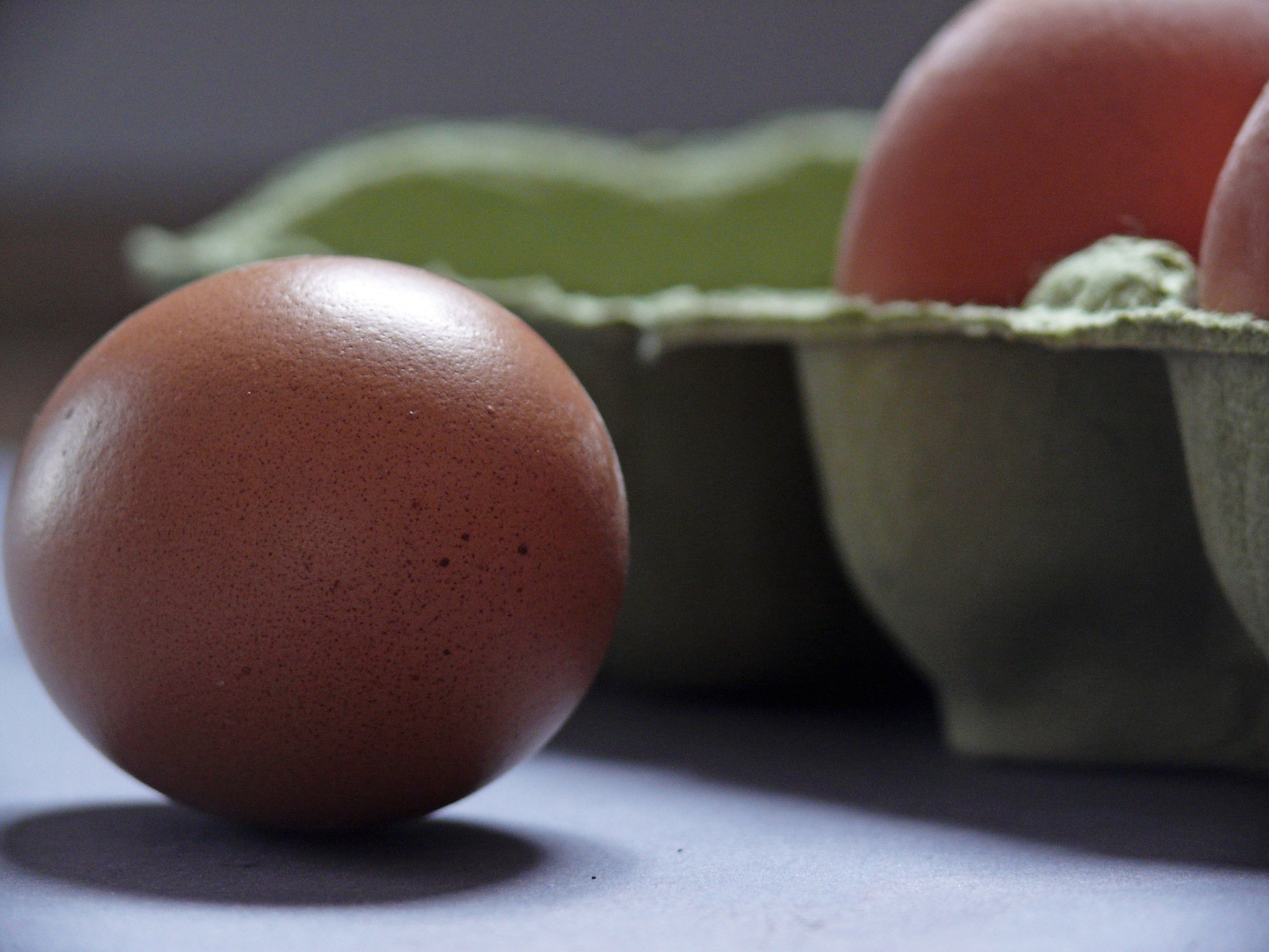 Fakt: Vajcia môžu voňať a chutiť dobre a aj tak byť napadnuté salmonelou. Baktérie na škrupine sa môžu tiež dostať do pripraveného jedla. Zahoďte popraskané alebo znečistené vajcia. Udržujte ruky, riady a povrchy čisté a suché. Ak má vajce nepríjemný zápach, nepoužívajte ho.