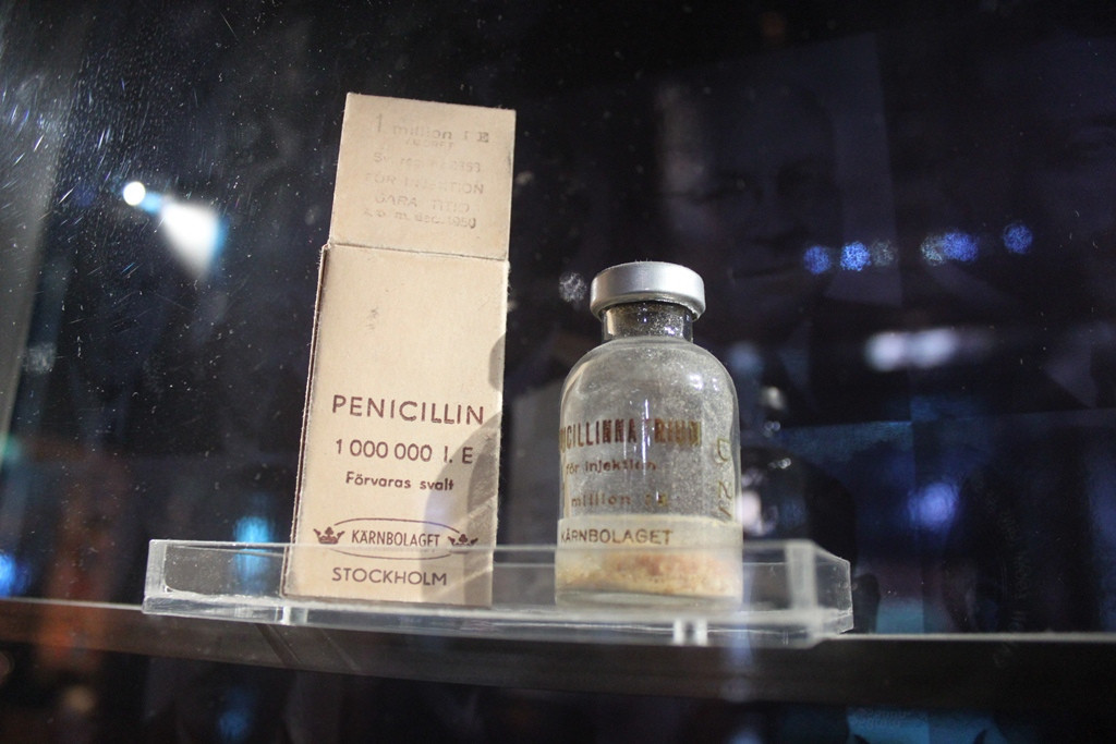 Pred objavením penicilínu zomierali každý rok milióny ľudí na infikované rany a nákazlivé bakteriálne ochorenia, ako je šarlach. V druhej svetovej vojne penicilín zachránil mnoho životov v poľných nemocniciach. V súčasnej dobe sa stále spoliehame na antibiotiká, ktoré liečia všetko, od ušných infekcií až po potenciálne smrteľné bakteriálne epidémie. Ľudstvo za to vďačí doktorovi Alexandrovi Flemingovi a jeho nádhernému omylu. Škótsky rodák vo svojom laboratóriu v roku 1928 skúmal chrípkový vírus, keď si všimol, že jedna z jeho bakteriálnych kultúr bola infikovaná plesňou. Väčšina vedcov by hodila takúto Petriho misku do koša, ale nie Fleming. Pri bližšom skúmaní si všimol jasný kruh okolo huby, čo naznačuje, že bola toxická pre baktérie staphylococcus v miske. Fleming opatrne izoloval formy, ktorý boli rodu Penicillium a nový zázračný liek nazval penicilín. V roku 1945 zaň získal Nobelovu cenu za fyziológiu alebo medicínu.