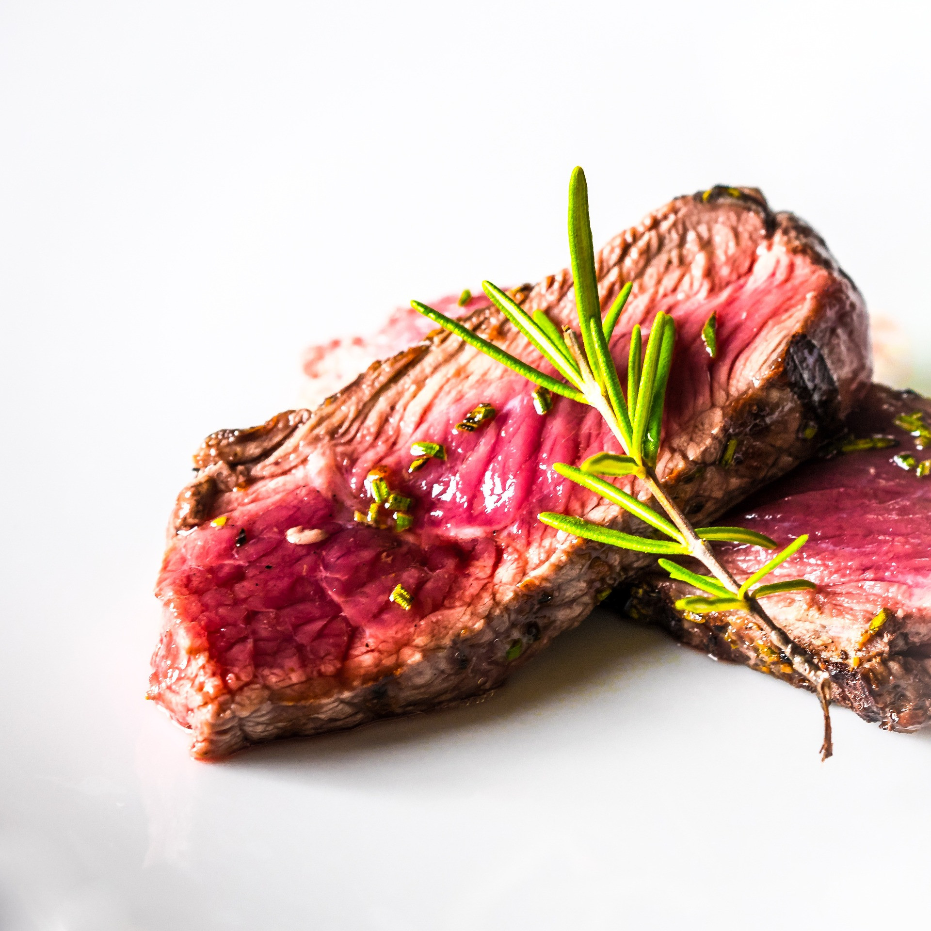 Najväčším prehreškom, ktorý spôsobuje najväčšie zdesenie medzi ozajstnými labužníkmi, je podľa mnohých prevarený steak. Objednávanie prepečeného steaku môže byť plytvaním dobrého mäsa a peňazí, najmä v reštaurácii, kde sa môžete spoľahnúť na drahšie a kvalitnejšie jedlá. Zvyčajne býva príliš tvrdý a suchý, aby ste si ho naozaj vychutnali. Štúdia z roku 2013 tiež naznačuje, že glykotoxíny, ktoré sú vo veľkom množstve zastúpené v prepečenom mäse, môžu byť rizikovým faktorom pri rozvoji ochorení mozgu, ako je napríklad Alzheimerova choroba. Navyše naňho budete čakať dvakrát dlhšie ako na iné jedlo. To jednoducho nestojí za to.