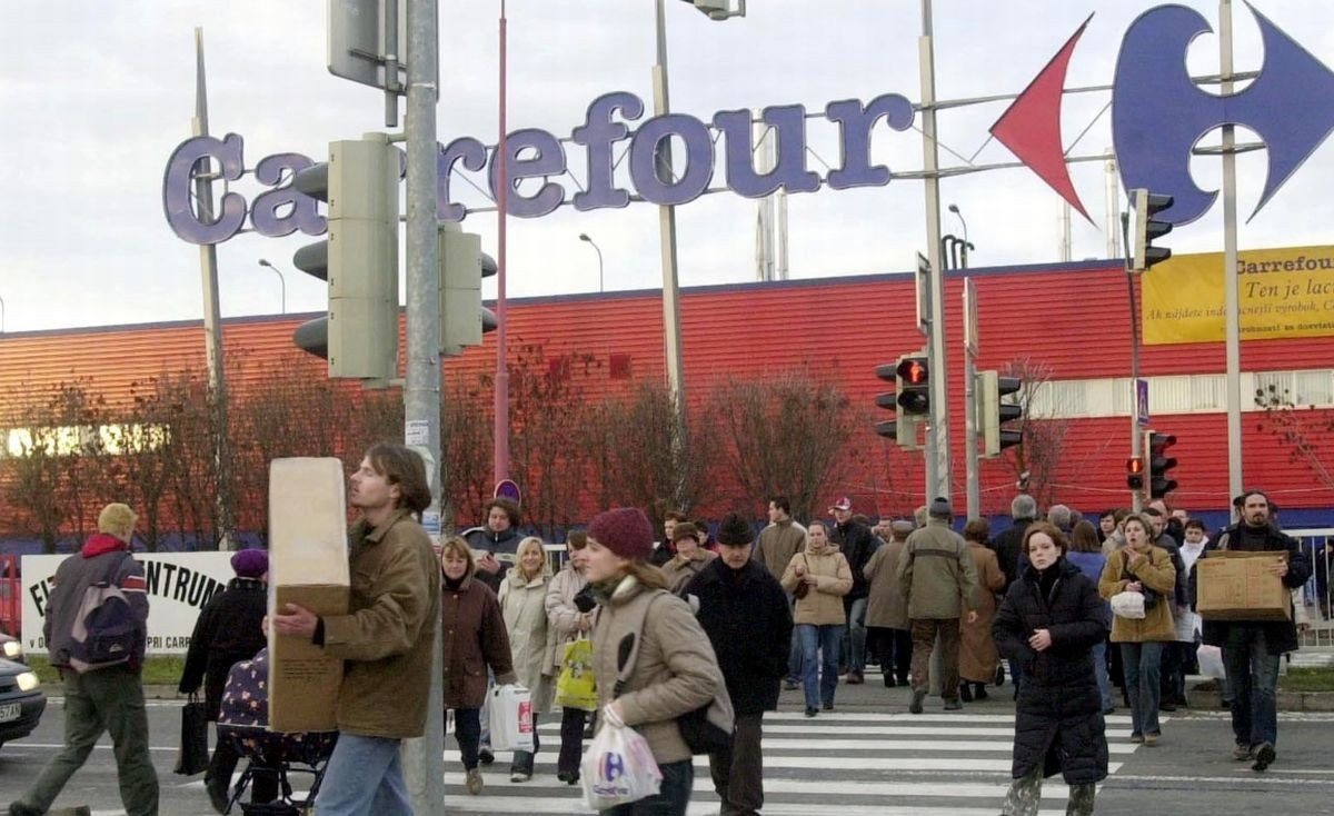 Francúzsky obchodný reťazec vstúpil s prvým svojím hypermarketom do tuzemska v roku 1998. Používal slogan „Carrefour, ten je lacnejší!“ Kvôli tvrdému konkurenčnému boju svoj biznis v roku 2006 ukončil a aktivity predal spoločnosti Tesco.