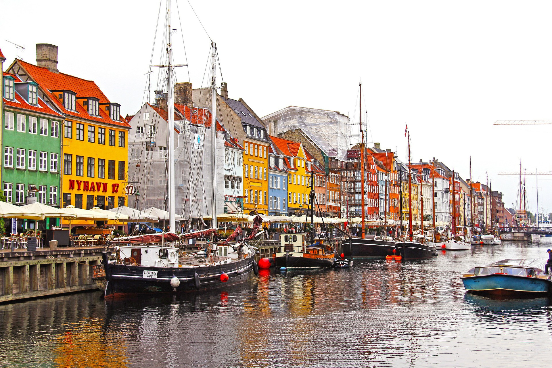 Od mája do októbra je v Kodani najväčšia turistická sezóna a v tomto malom, ale nádhernom meste môžete zažiť skutočnú tlačenicu. Navštívte ho preto v apríli a ušetríte 38 percent za  izbu bez toho, aby ste sa zaoberali škandinávskymi extrémne krátkymi dňami a veľmi nízkymi zimnými teplotami.