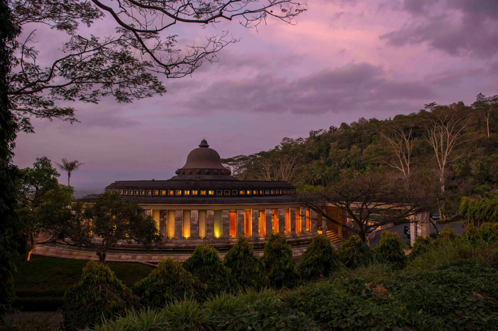 Majiteľka hotela Kau Manor, Mary Jordan o rezorte povedala: "Veľmi pokojné a mierumilovne miesto pri budhistickom chráme Borobudur z 9. storočia, ktorý bol čistou krásou. "