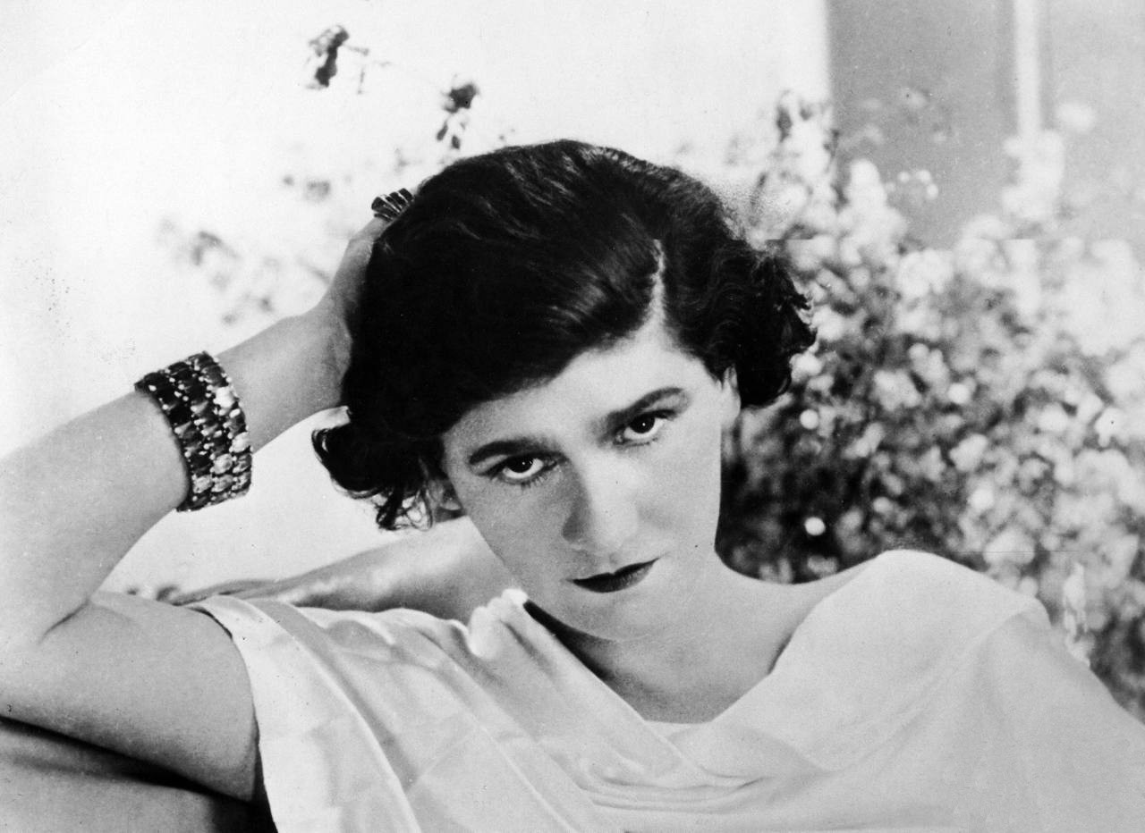 Francúzska módna návrhárka Coco Chanel vytvorila nezameniteľný štýl módnych kreácií, parfumov a doplnkov, ktoré si obľúbili ženy na celom svete. Meno Coco si vyslúžila v mladosti, keď vystupovala ako speváčka v kabarete. 
Vo francúzskom Saumure sa narodila 19. augusta 1883 ako Gabrielle Bonheur Chanel. Po smrti matky vyrastala v sirotinci. Už v mladosti získala povesť vynikajúcej krajčírky. Financie na otvorenie prvého obchodu s klobúkmi v roku 1912 jej poskytol milenec. V roku 1916 už mala módny salón aj so športovými odevmi vo francúzskom letovisku Biarritz. Od začiatku vytvárala odevy, ktoré na rozdiel od dovtedajších zvyklostí v ženskom odievaní boli príjemné, ľahké, jednoduché a pohodlné, akoby symbolizovali nezávislosť žien po 1. svetovej vojne. Zaviedla nové typy nohavíc, vesty a v roku 1926 navrhla nadčasové "malé čierne" šaty, v ktorých je žena pekná a elegantná a ktoré sú vhodné na všetky príležitosti a nemali by chýbať v žiadnom dámskom šatníku.

Skrátila sukne nad kolená a vymyslela pružný pletený odev na kúpanie. Verejne priznala syntetické komponenty v parfume Chanel 5, distribuovanom v jednoduchom kubickom flakóne. Lakované topánky s čiernou špičkou pochádzajú tiež z jej dielne. Coco Chanel túžila, aby sa ženy v jej modeloch cítili mladé, príťažlivé a boli samy sebou. Jej šaty boli vždy praktické, ale pritom zmyselné, a napriek tomu, že používala prvky mužskej módy, pôsobili žensky.

V roku 1936 už zamestnávala 4000 pracovníkov a žala úspech za úspechom. Obliekala herecké hviezdy ako Audrey Hepburnovú (na snímke), Grace Kellyovú, alebo prvú dámu USA Jacquelin Kennedyovú. Priatelila sa s Picassom, Maxom Jacobom, či s Igorom Stravinským.

Počas 2. svetovej vojny sa skompromitovala s nacistickým milencom. Krajania jej to nemohli odpustiť a po vojne bola dokonca krátko uväznená. Z následného niekoľkoročného exilu vo Švajčiarsku sa triumfálne vrátila v roku 1954 s nesmrteľným chanelovským kostýmom. Návrhárka do konca života akúkoľvek spoluprácu s nacistami popierala. Vo Francúzsku v parížskom hoteli Ritz si prenajala apartmán, v ktorom žila nasledujúcich 30 rokov až do svojej smrti 10. januára 1971. Dožila sa 87 rokov.

V biografii s názvom "Sleeping With the Enemy. Coco Chanel, Nazi Agent" z roku 2011 od amerického novinára Hala Vaughana, jej autor tvrdí, že nemecká rozviedka Abwehr získala vtedy 57-ročnú Coco Chanel pre spoluprácu v roku 1940. Stala sa agentkou s číslom F-7124 a krycím menom Westminster, čo bolo meno jej niekdajšieho milenca a priateľa vojvodu westminsterského, uvádza TASR.