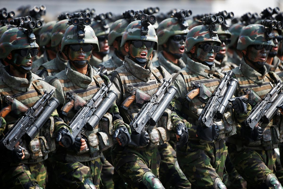 Špeciálne jednotky KĽDR sú označované za najväčšie špeciálne sily na svete. Početnostné odhady sa rôznia: od "viac ako 60 tisíc" (americký odhad z roku 2012) cez "približne 88 tisíc" (Military Balance 2017) po "približne 200 tisíc" (juhokórejský odhad z roku 2014).

Vo vojne by špeciálne sily zrejme KĽDR nasadili podľa vzorca, ktorým tento typ elitných jednotiek používajú aj iné štáty: za bojovú líniou, k rozvratu zázemia, sabotážam a spomaľovaniu prísunu síl a zásob na front. To všetko je spojené s viazaním juhokórejských síl, ktoré by Soul musel vyčleniť ako protiopatrenia.
Južná Kórea naopak disponuje značne menším množstvom špeciálnych jednotiek, podľa odhadov zhruba 30 000 vojakmi.