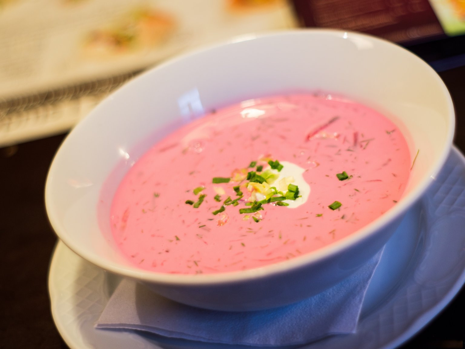 Objednávanie tohto jedla je skvelé pre Instagram aj pre vaše chuťové poháriky. Nádherná ružová polievka, ktorú jedávajú Litovčania, je vyrobená z červenej repy a najlepšia je studená.