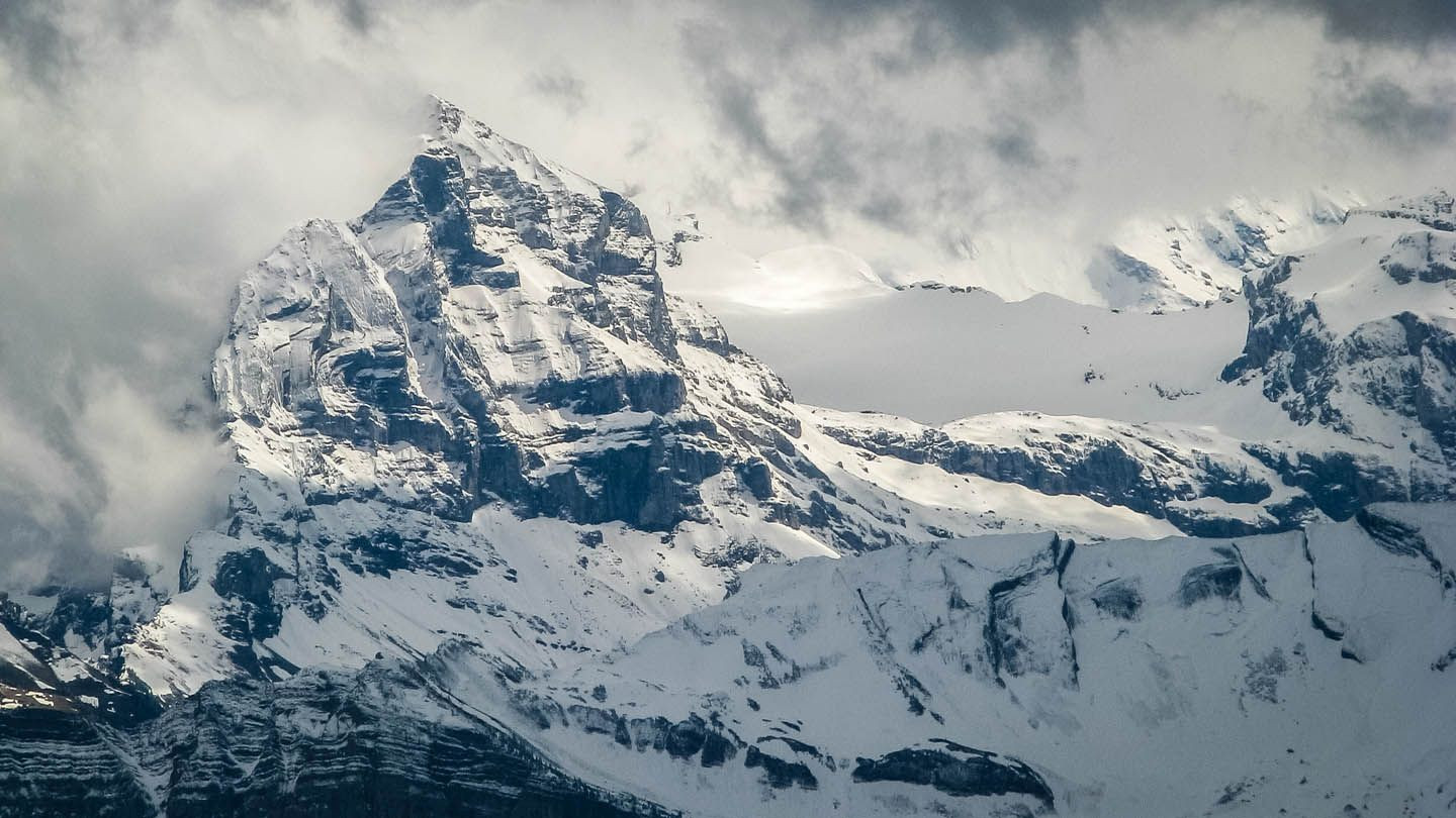 Zmenám klímy môžu rýchlo podľahnúť aj alpské ľadovce. Ročne sa totiž zmenšujú o približne tri percentá a experti si myslia, že by to mohlo znamenať ich zmiznutie za niečo viac ako tri desaťročia. 