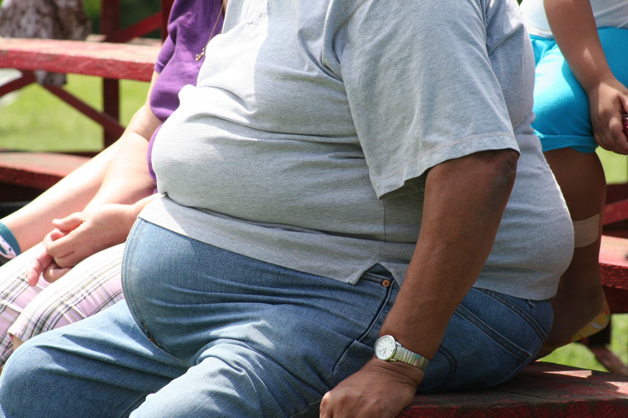 Narušenie melatonínu môže tiež vplývať na hormóny, ktoré kontrolujú hlad a rastie tým potenciálne riziko obezity.
