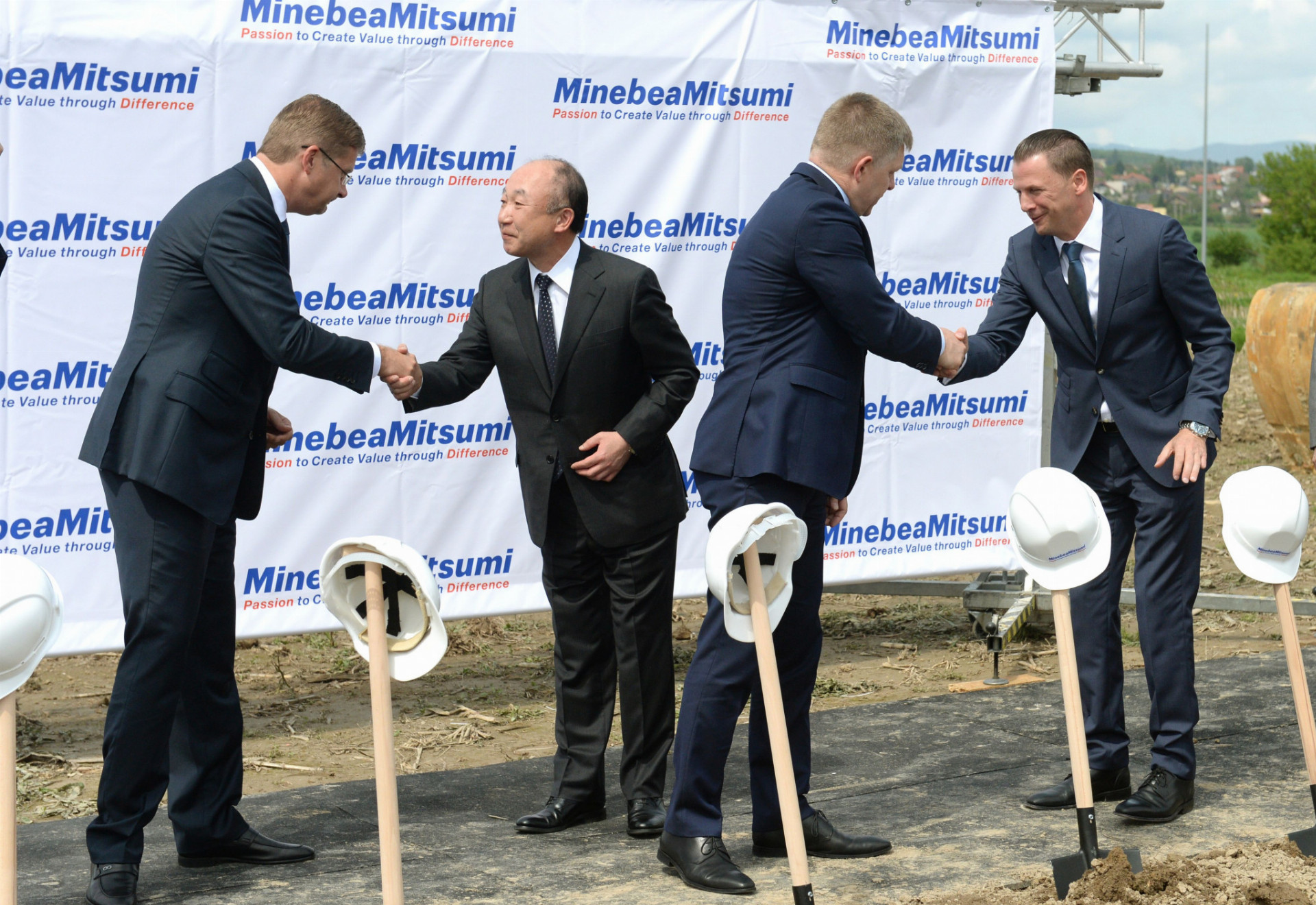 Ekonomike pomôže, že míňať nebudú len vláda a investori. Na fotke premiér Robert Fico a minister hospodárstva Peter Žiga (vľavo) s predstaviteľmi investora Minebea Šigeru Moribem (druhý zľava) a Jörgom Hoffmannom (vpravo).