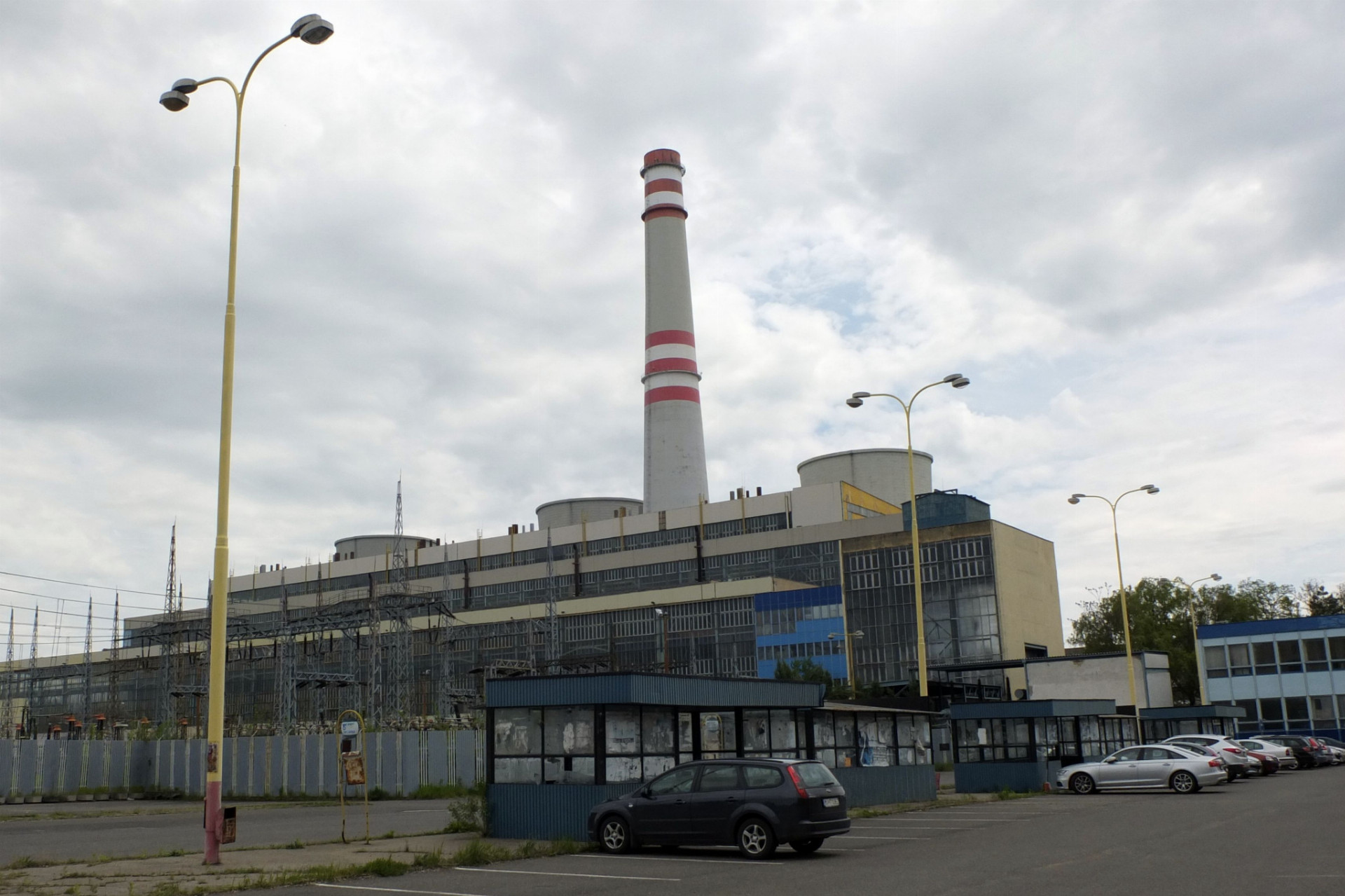 Pohľad na uhoľnú elektráreň vo Vojanoch z parkoviska pre zamestnancov.