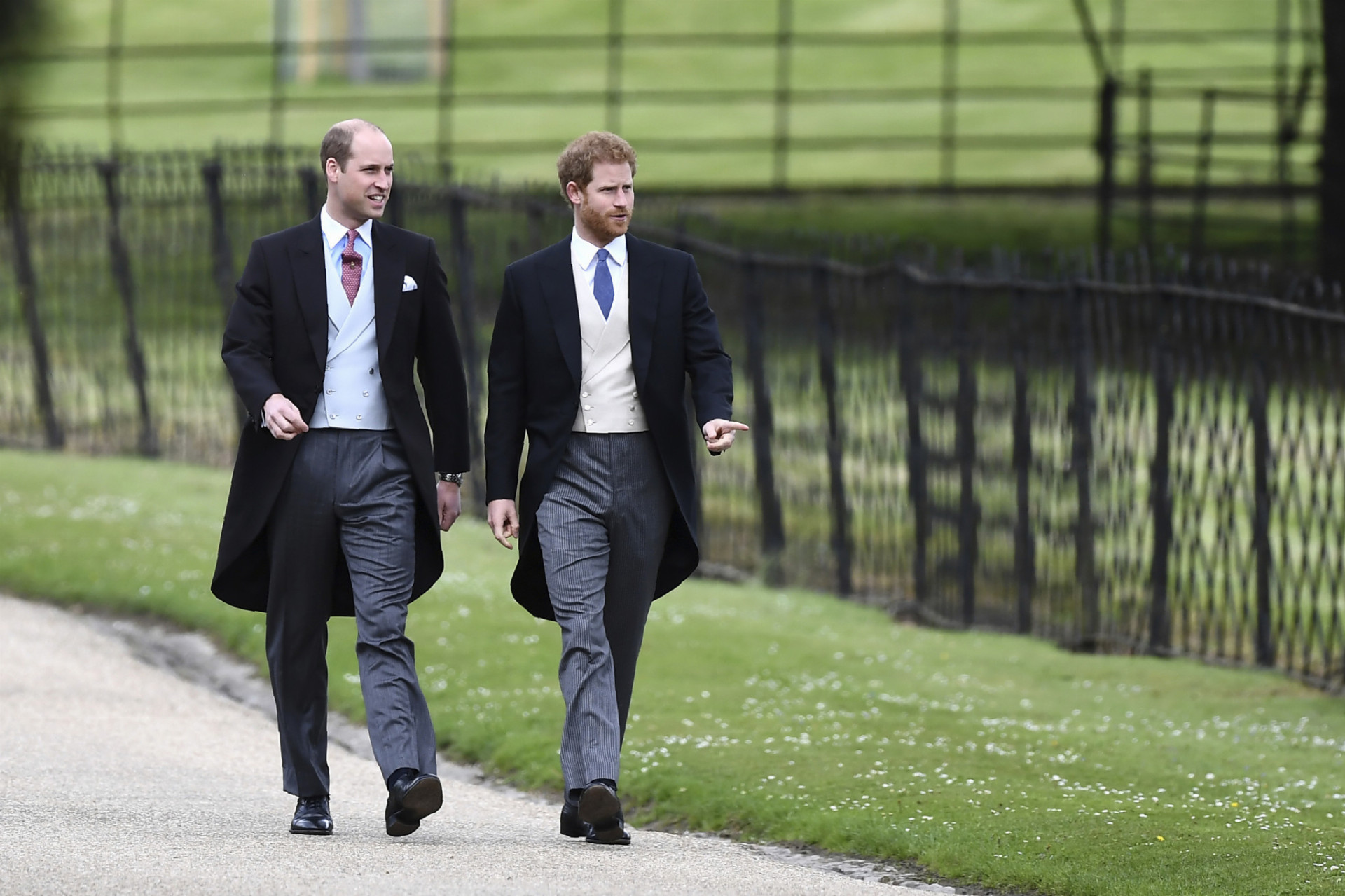 Britský princ William (vľavo) a princ Harry prichádzajú na svadbu Pippy Middletonovej, švagrinej britského princa Williama - sestry jeho manželky Kate - do kostola Sv. Marka v Englefielde 20. mája 2017, kde sa dnes zosobáši s milionárom Jamesom Matthewsom. FOTO TASR/AP