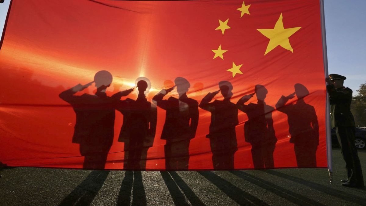 čína vojaci vlajka