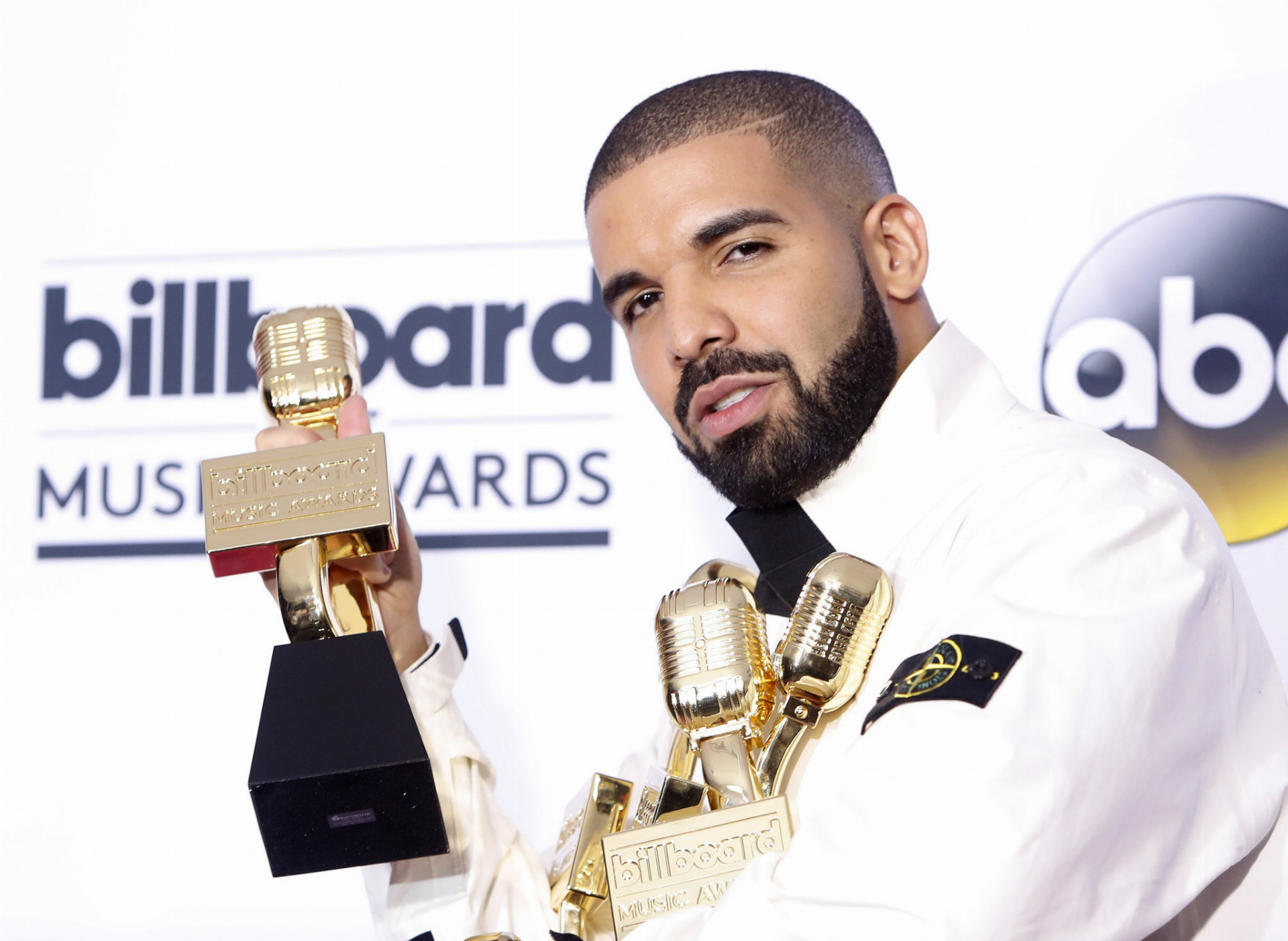 Drake so všetkými oceneniami. 