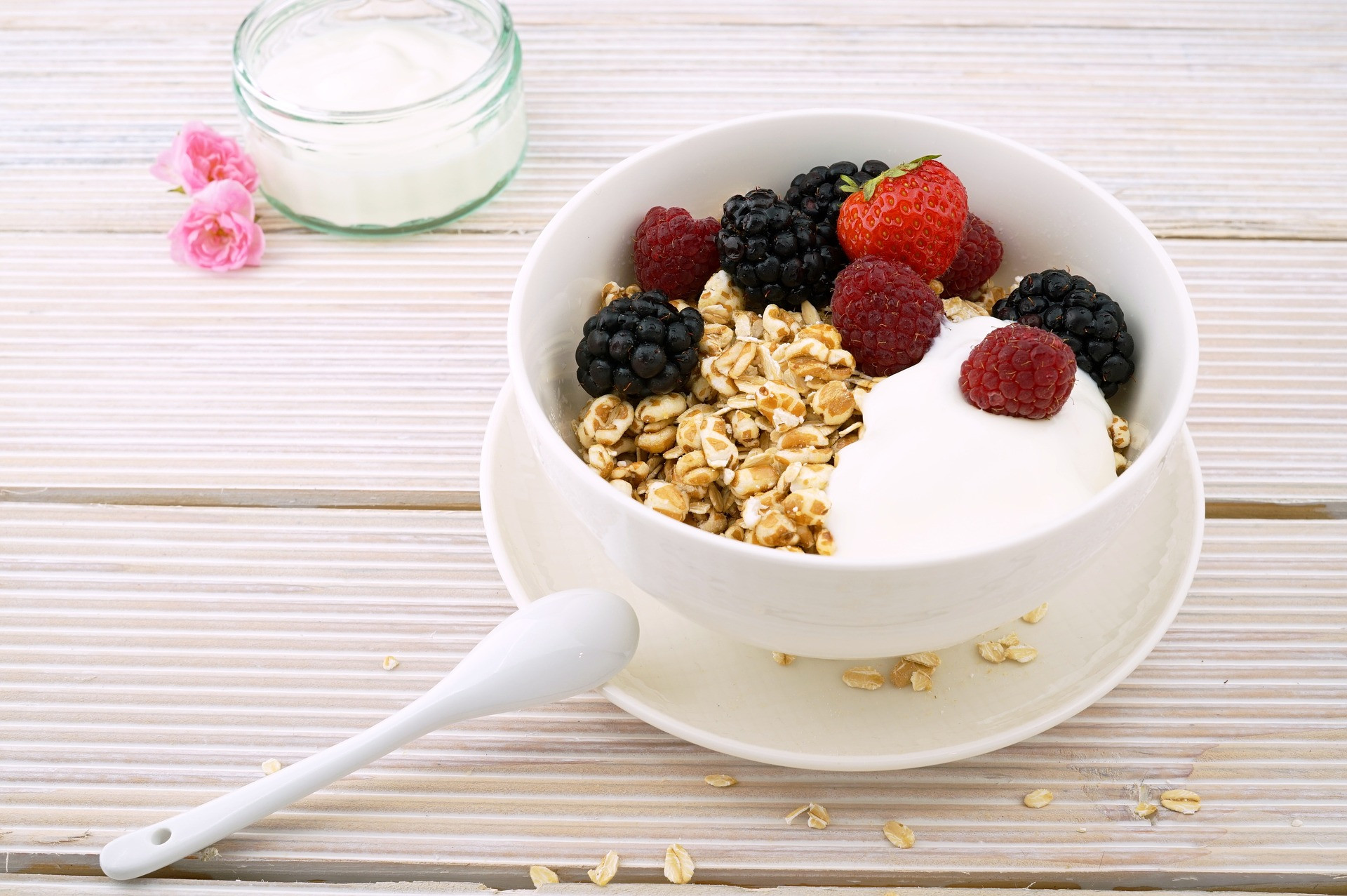 Robíte správnu vec, že jedávate ráno, pretože pravidelne naplánované jedlá udržujú váš metabolizmus v pohybe, ale mali by ste do nich pridať viac bielkovín. Podporujú svalovú hmotu. Pridajte 20 gramov bielkovín na raňajky, odporúča hovorkyňa Akadémie výživy a dietetiky Jessica Crandall.