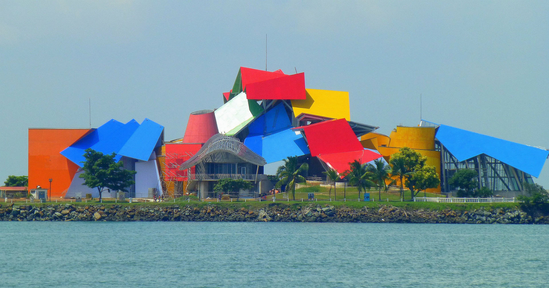 Projekt navrhnutý ako óda na biodiverzitu Panamy sa nachádza v rozľahlej prírodnej rezervácii. Kovové vrchnáky rôznych tvarov a veľkostí na budove inšpirovali sklopené plechové strechy. Farebný dizajn interiéru pripomína vlastnú tropickú paletu Panamy.