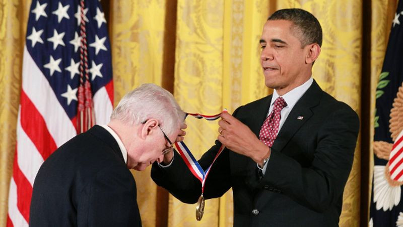 Ján Vilček dostal v roku 2012 v Bielom dome od Baracka Obamu Národnú medailu za technológie a inovácie.