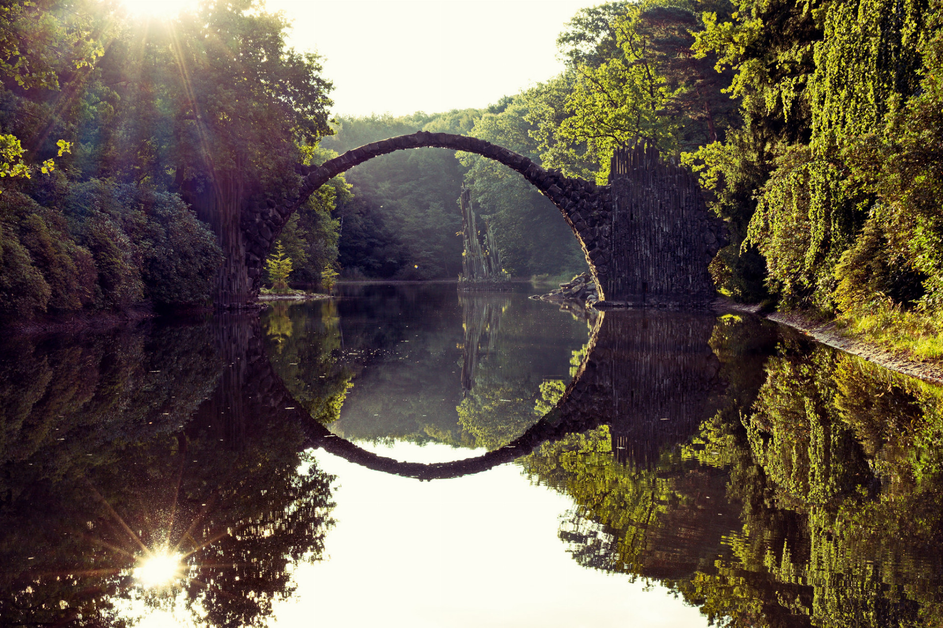 Tento most z 19. storočia vytvára dokonalý kamenný kruh, ktorý sa odráža vo vodách pod ním.
