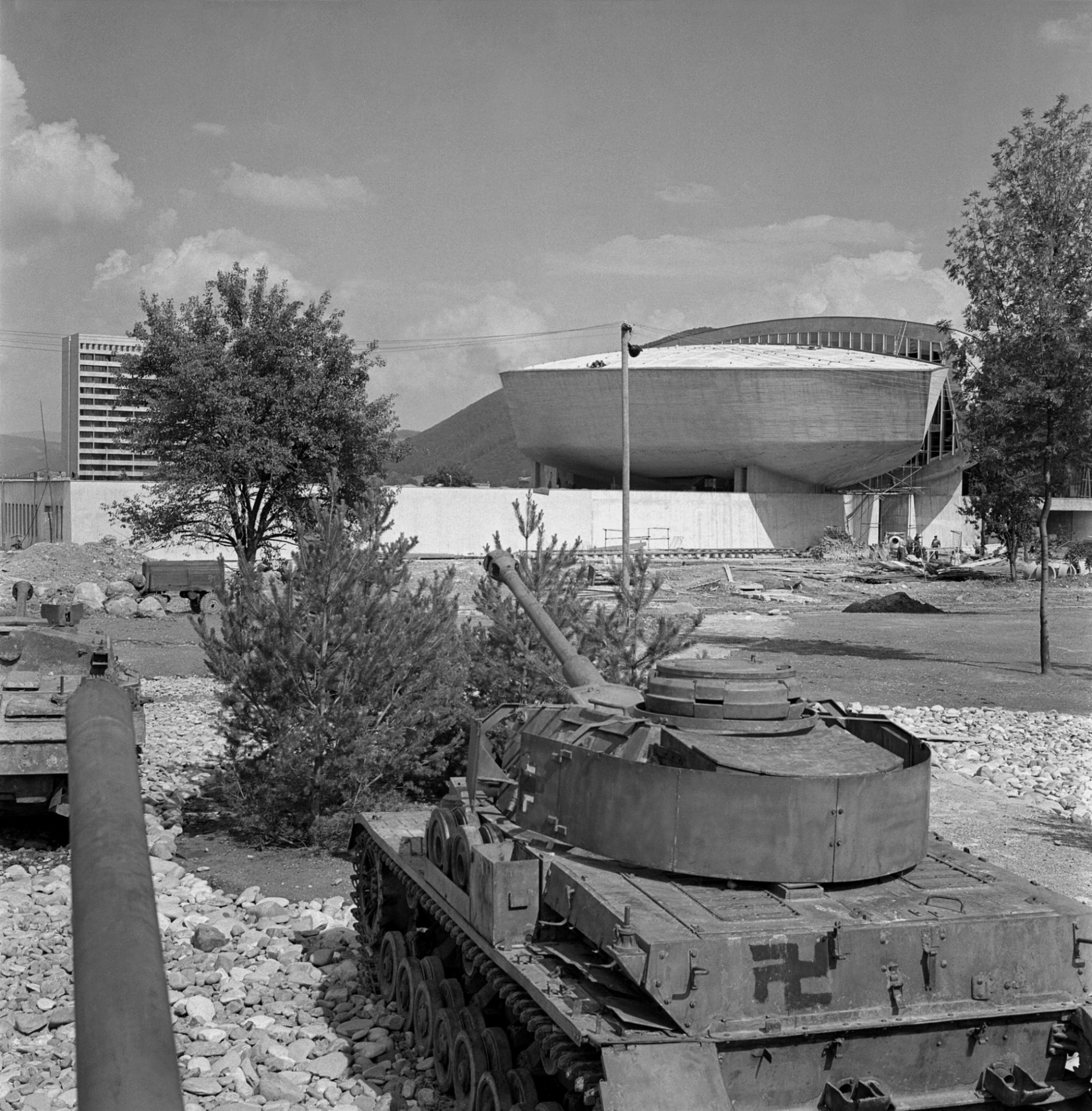 Na archívnej snímke z 11. júla 1969 Pamätník SNP v Banskej Bystrici. Najväčšiu pozornosť pred slávnostným odovzdaním Pamätníka SNP púta zakotvovanie centrálnej skulptúry 