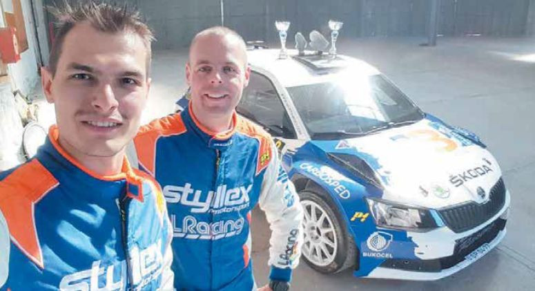 Martin Koči (na snímke vľavo so spolujazdcom Filipom Schovánkom) je po troch pretekoch lídrom majstrovstiev Slovenska v rely. Ako jediný Slovák štartuje tiež
v prestížnom seriáli WRC 2.