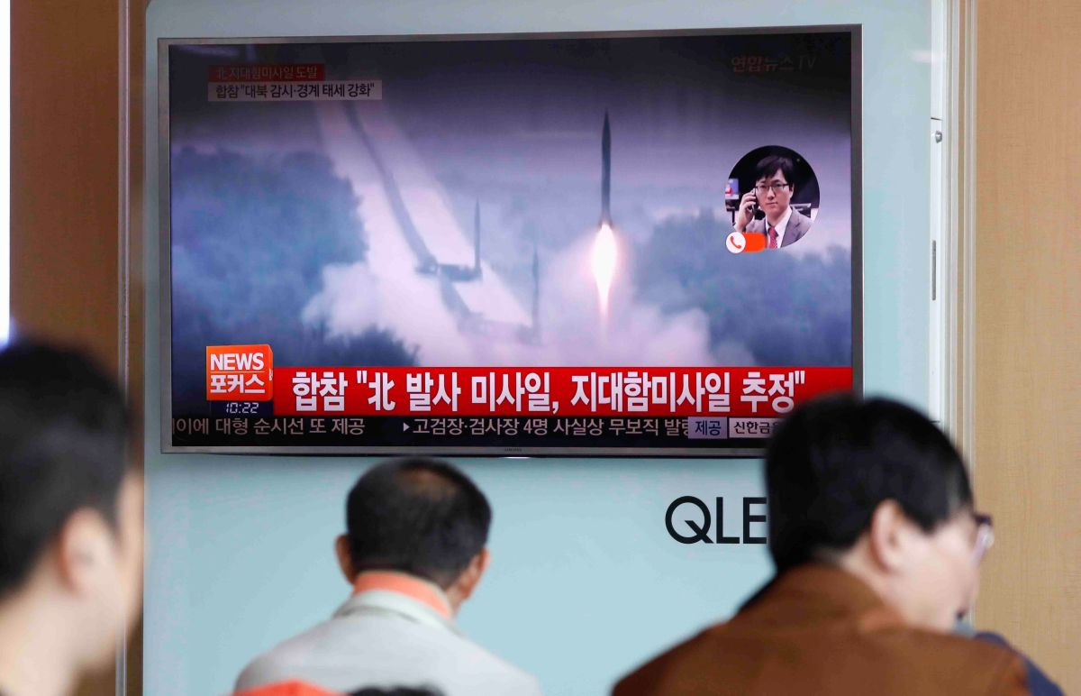 Severokórejčania sledujú odpálenie rakety