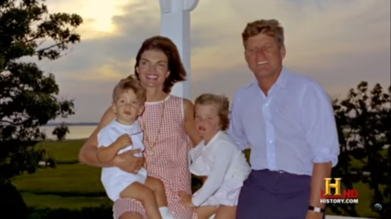 John F. Kennedy dokázal ako prezident veľa - založil Mierový zbor, naštartoval cestu k pristátiu na Mesiaci či zabránil jadrovému armagedonu počas kubánskej krízy. Ktovie, ako by svet vyzeral, keby Kennedyho zavraždili skôr, ako nastúpil do funkcie. To sa totiž takmer stalo 11. decembra 1960. Kennedy trávil čas so svojou rodinou v Palm Beach na Floride. Istý 73-ročný Richard Pavlick si myslel, že JFK si kúpil cestu do Bieleho domu a nenávidel ho zato.

Naplnil svoje vozidlo dynamitom a prišiel s ním k limuzíne JFK. Zaparkoval pred domom Kennedyho s rozbuškou v ruke, ktorú chcel stlačiť, keď sa Kennedy vybral na nedeľnú omšu. Na jeho smolu však čerstvo zvoleného prezidenta sprevádzali aj Jackie Kennedy a ich dve deti. A keďže Pavlick nechcel zabiť celú rodinu, odišiel, ale bol odhodlaný dostať Kennedyho neskôr. Nikdy však nedostal druhú šancu, pretože ho priateľ nahlásil policajtom. Pavlick strávil niekoľko rokov v ústave, odkiaľ ho prepustili až v roku 1966 a zomrel v roku 1975, skoro dvanásť rokov po zavraždení Kennedyho.
