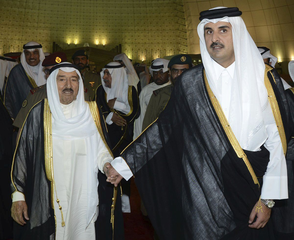 Vládca Kuvajtu, emir Sabáh Ahmad Džábir Sabáh (vľavo) a katarský emir šejk Tamím ibn Hamad as-Sání 