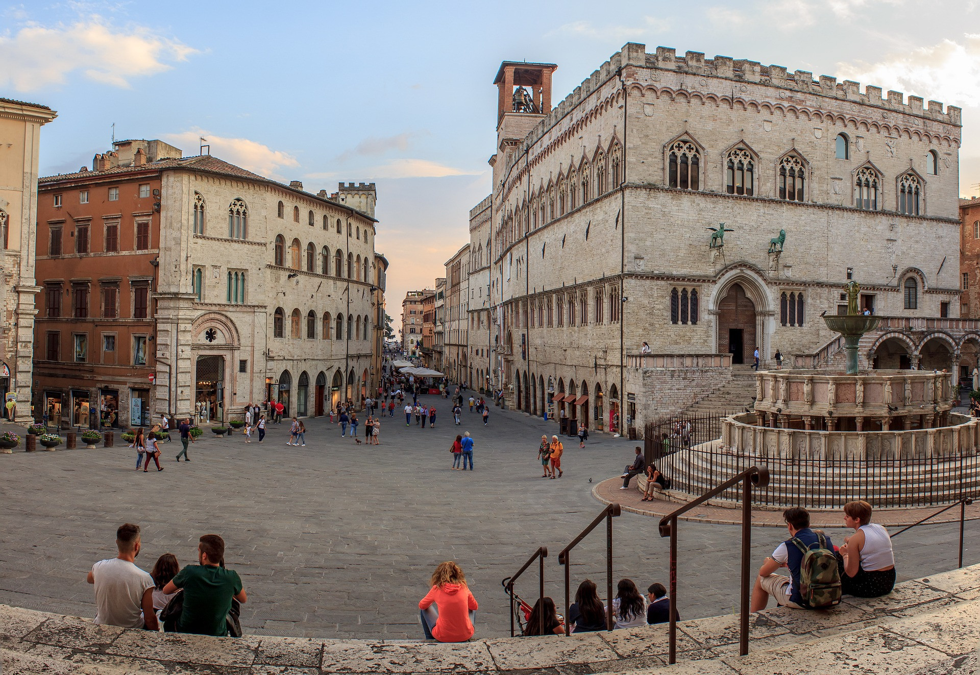 Perugia, hlavné mesto Umbrie, je často v tieni známych miest v Toskánsku, ako je Florencia a Sienna. Stredoveké mesto, pokojnejšie ako jeho toskánski susedia, sa rozkladá na vrcholoch sviežich kopcov a viníc. Serpentínové ulice sú posiate malými reštauráciami, ktoré slúžia miestnemu umbrijskému vínu, syrom a údeninám a atmosféra je oveľa menej turistická než miesta, ktoré by ste si vybrali na typickú taliansku prehliadku.