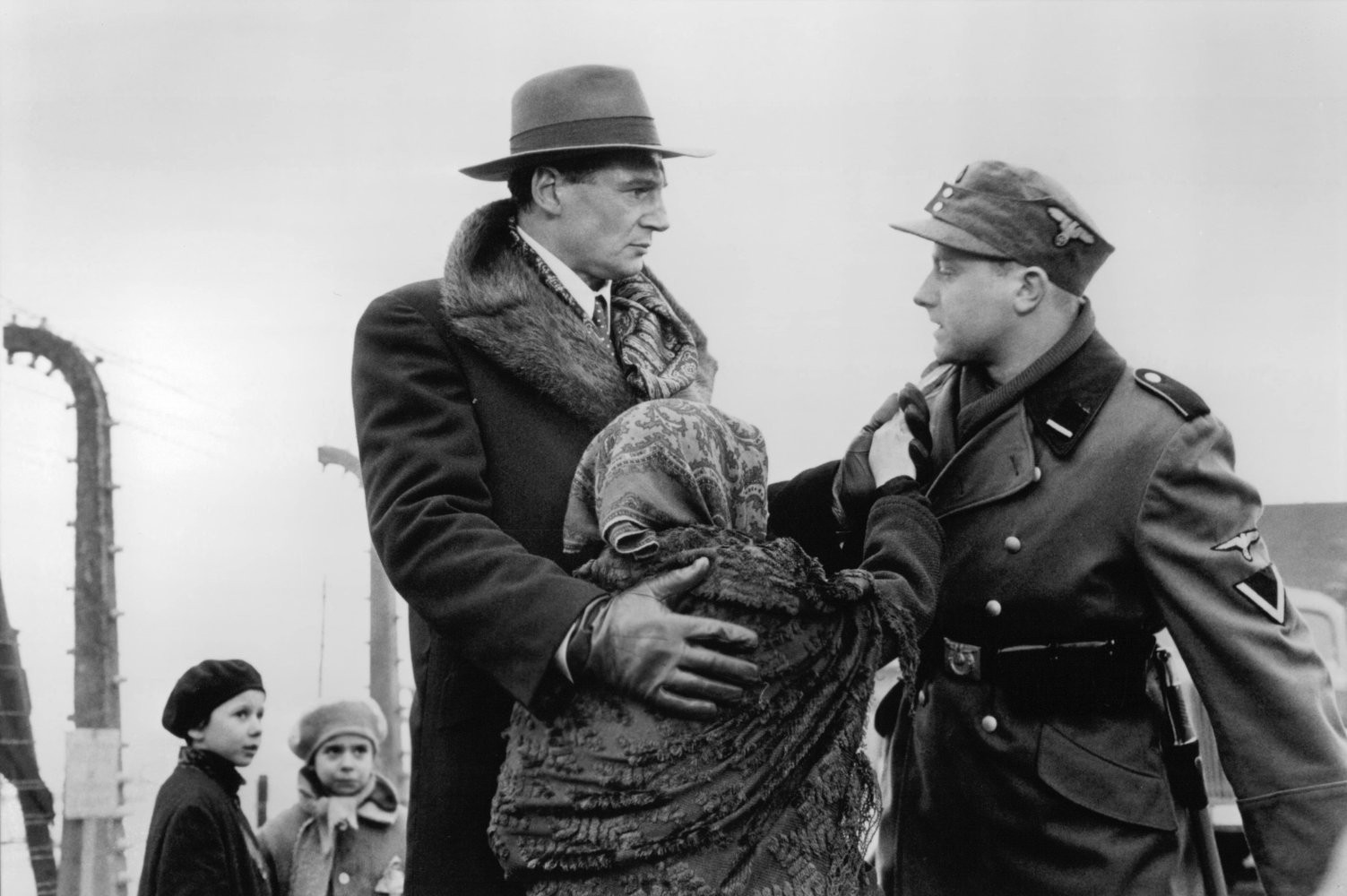 Príbeh Oskara Schindlera, skorumpovaného nacistického obchodníka, ktorý prechádza zmenou vedomia a ukazuje svoju ľudskosť, čím nakoniec dokáže zachrániť viac ako tisíc židov z holokaustu. Film režiséra Stevena Spielberga bol verejnosťou veľmi dobre prijatý a v tom roku získal Oscarov za Najlepšiu réžiu a Najlepší film.