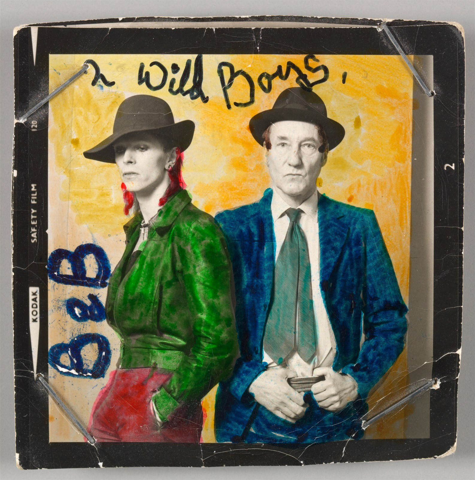 Z výstavy David Bowie Is: Bowiem ručne kolorovaná spoločná fotografia sa spisovateľom Williamom S. Burroughs (1974)