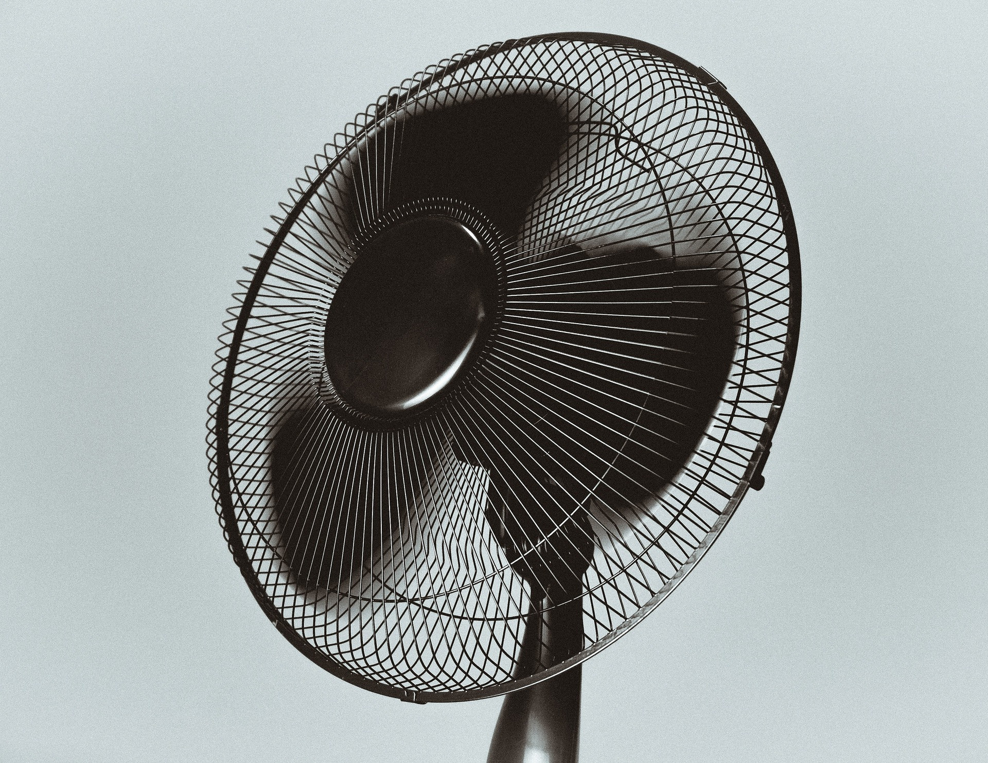 Používajte ventilátory, aby ste udržali pokožku čo najchladnejšiu.